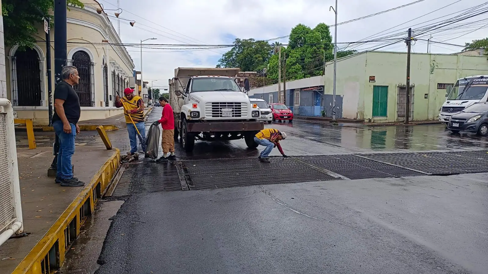 $!Tras lluvias en Culiacán se retiran 1.5 toneladas de basura de rejillas