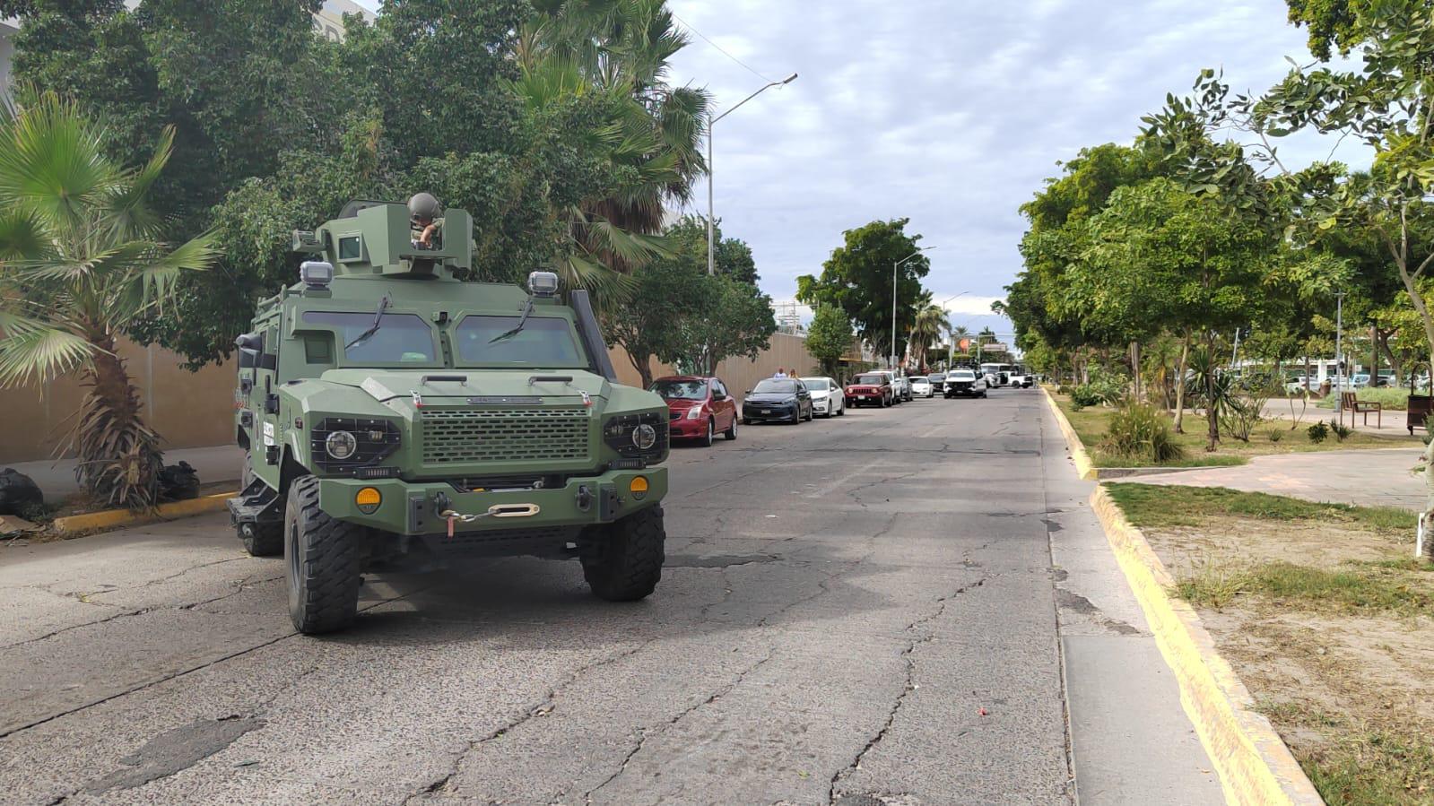 $!Ejército despliega fuerte operativo en sede de la FGR en Los Mochis