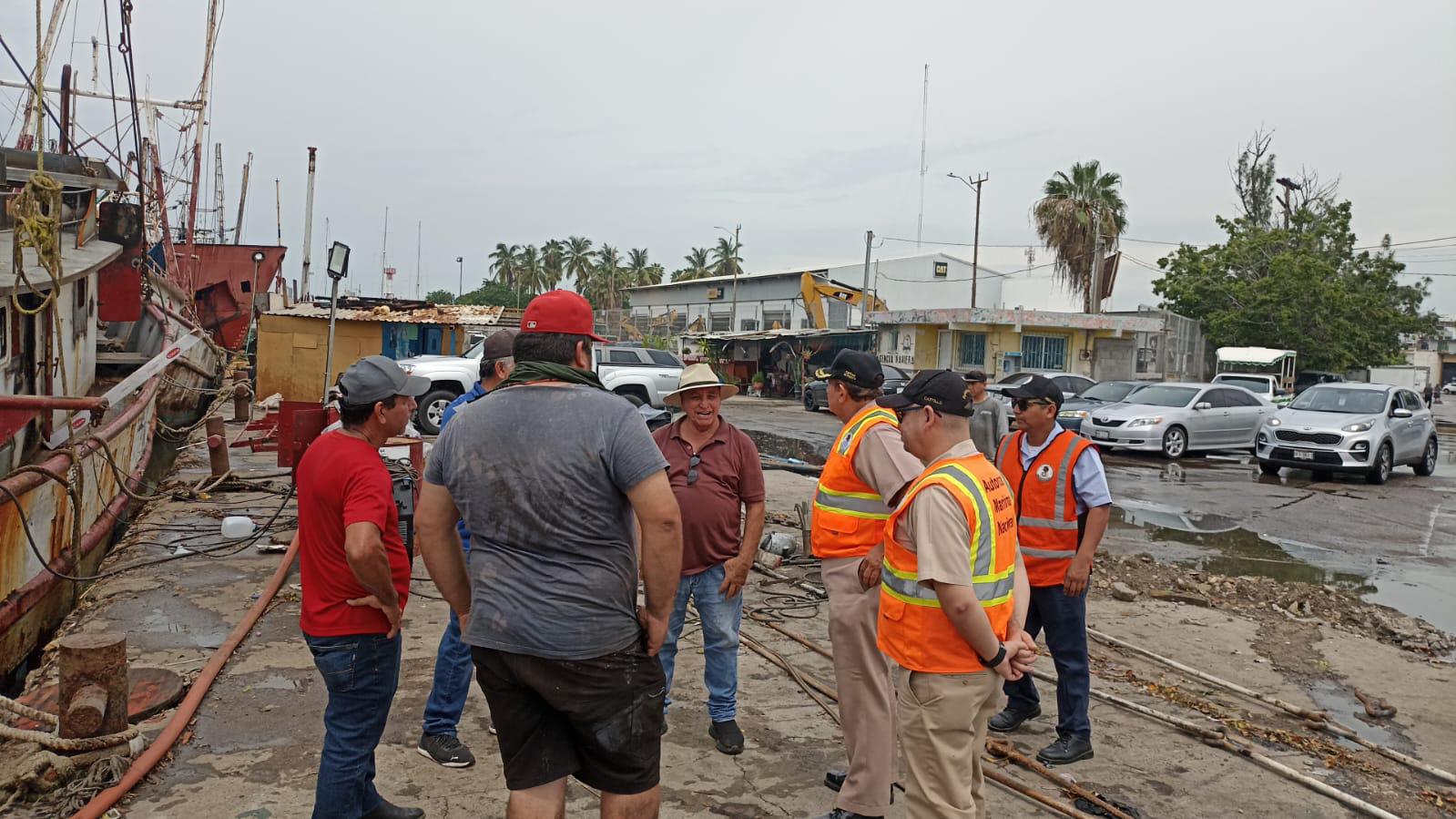 $!Sorprenden soldando en muelles pesqueros de Mazatlán y Capitanía los amonesta