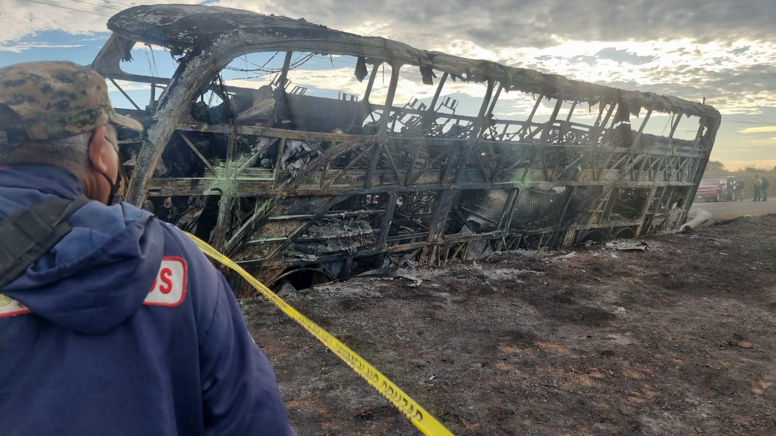 $!Choque entre camión de pasajeros y tráiler deja 22 muertos y 18 heridos en Elota