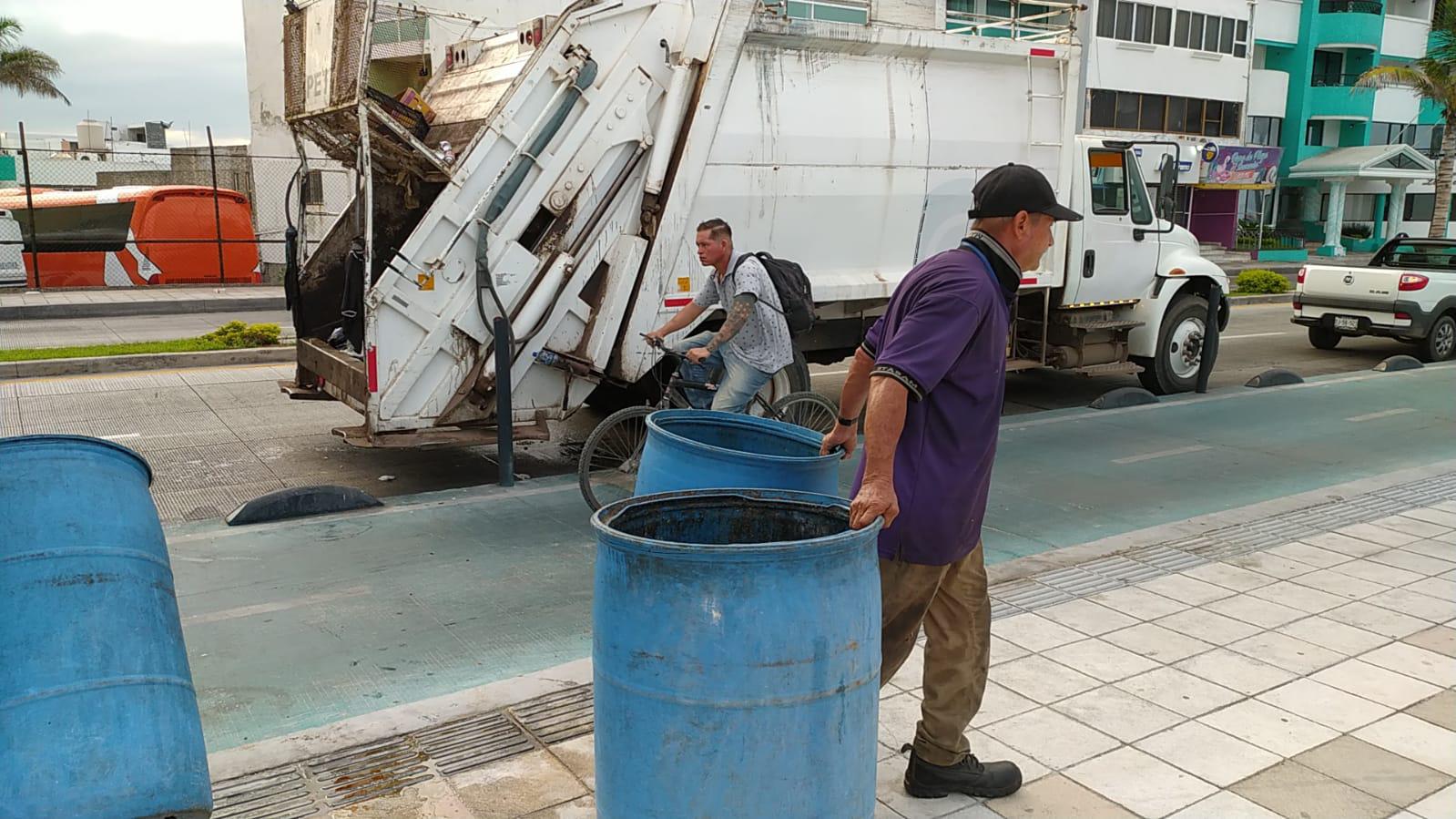 $!Dejan llenas de basura las playas del malecón de Mazatlán