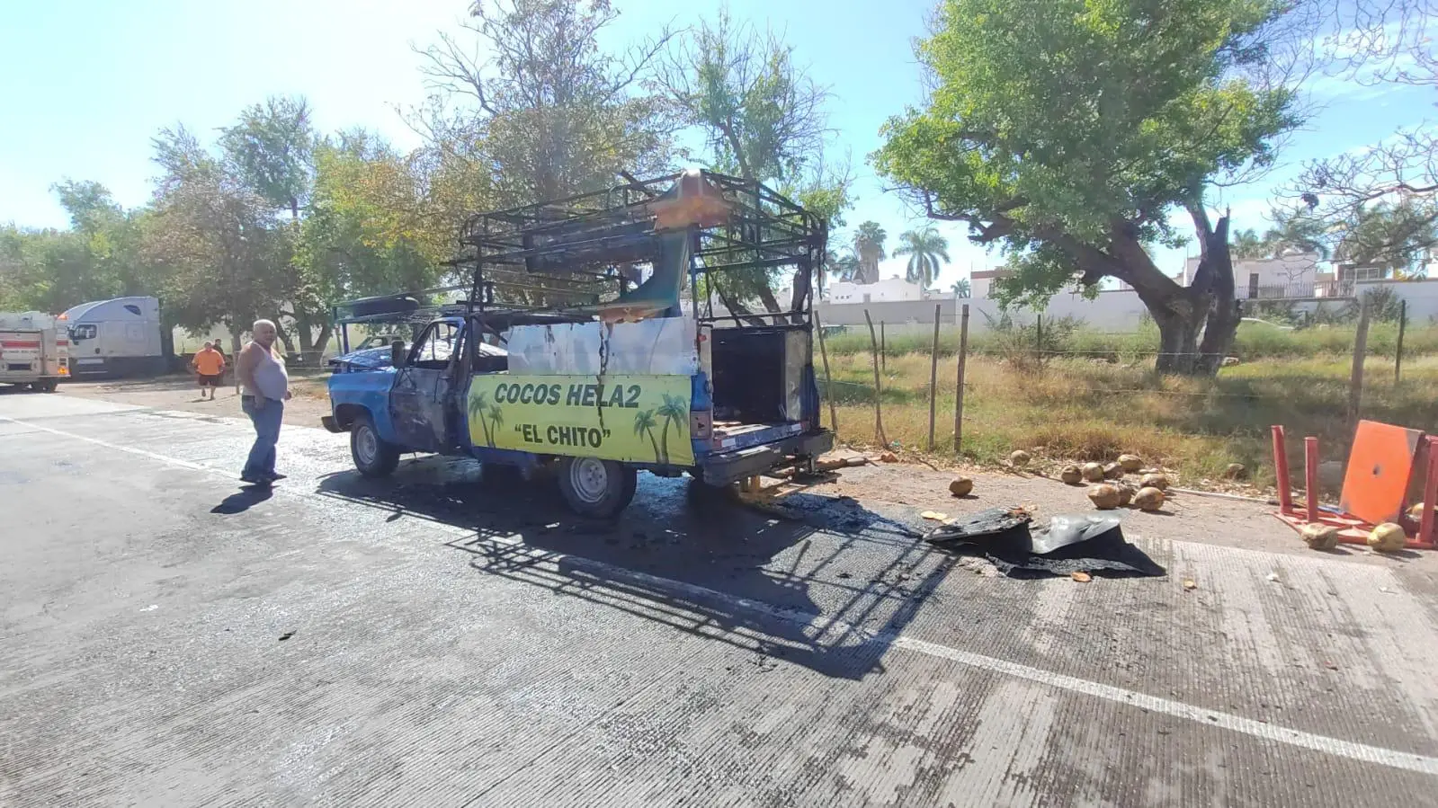$!Camioneta cargada con cocos es consumida por el fuego sobre la carretera Mochis-Topolobampo