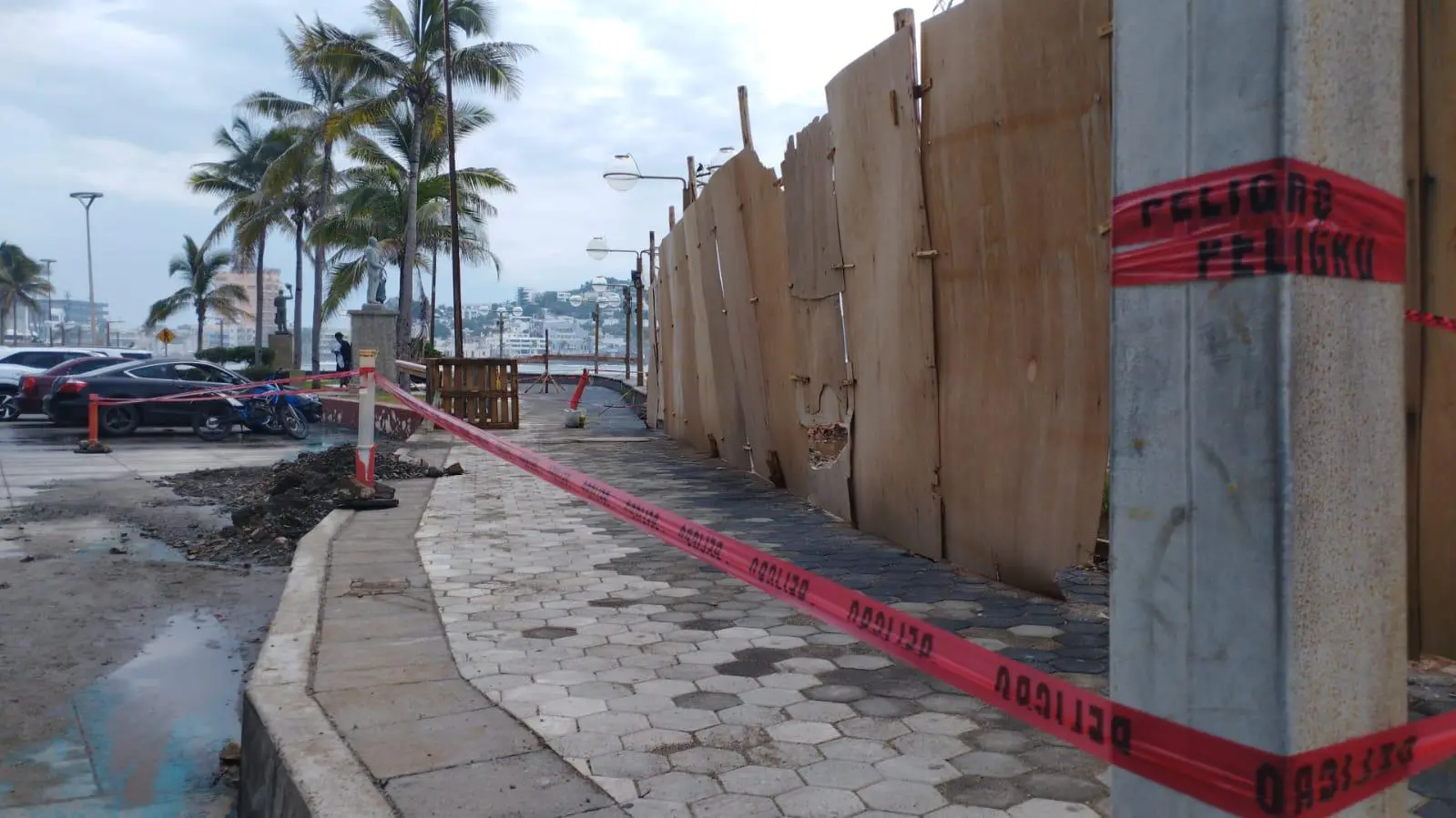 $!Fuerte oleaje provoca hundimiento en Olas Altas; PC cierra paso peatonal sobre malecón