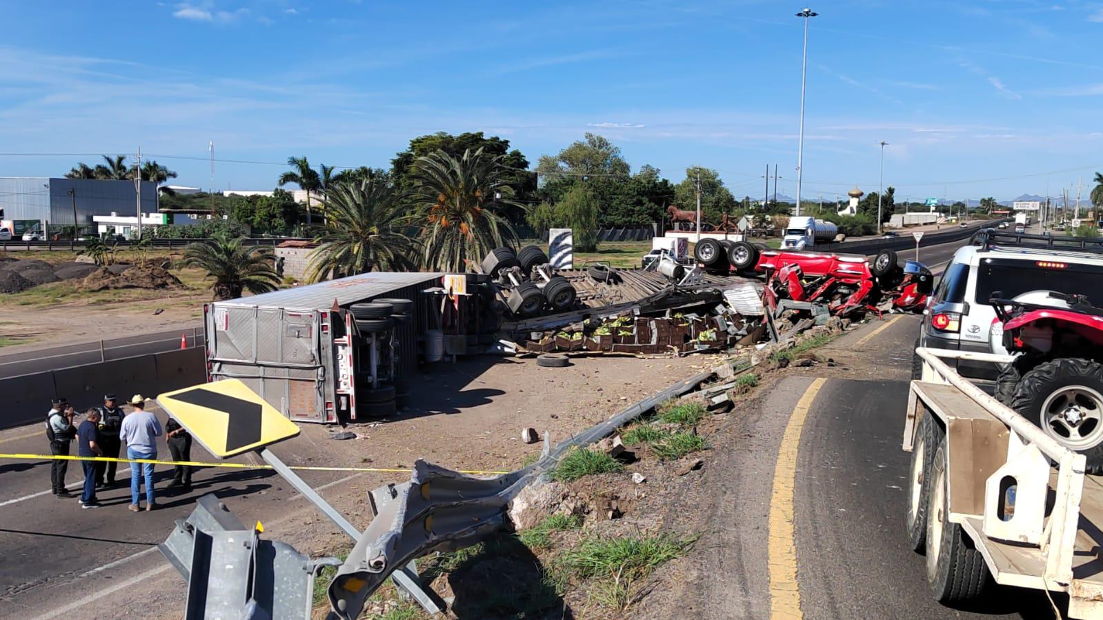 $!Vuelca tráiler cargado con elotes en la México 15, en el Trébol de Los Mochis