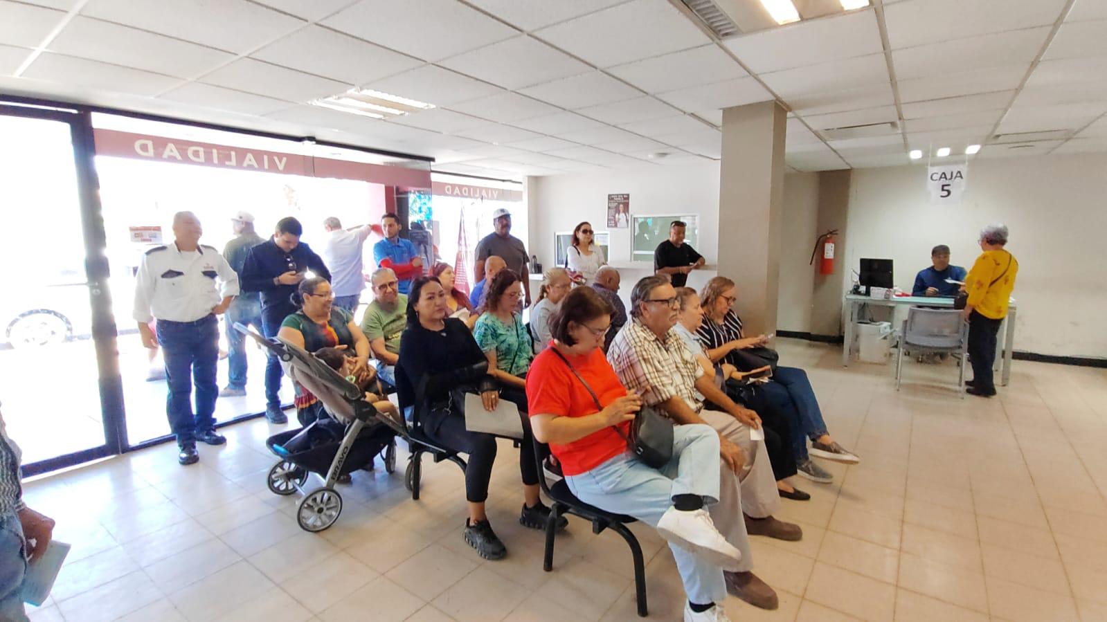 $!En Los Mochis arrancó con alta afluencia el trámite de la licencia permanente