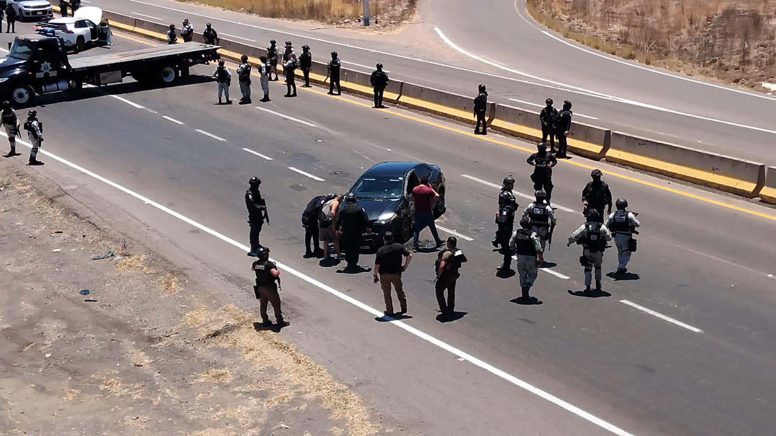 $!Dos vehículos asegurados tras persecución entre civiles y militares en Culiacán