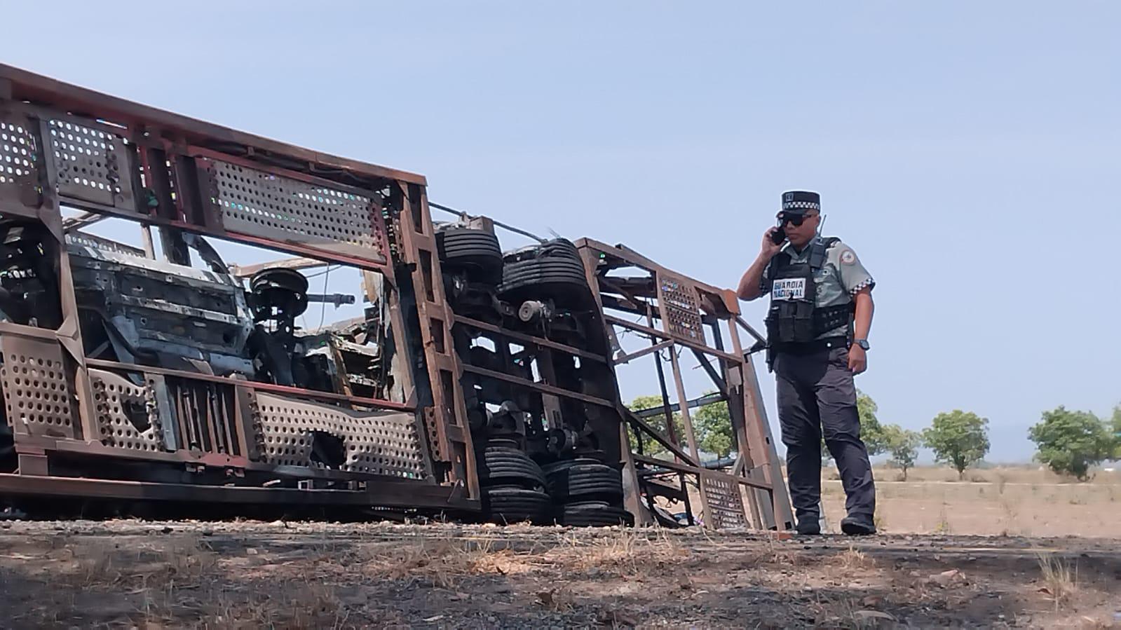 $!Vuelca nodriza en la maxipista Culiacán-Mazatlán; hay dos lesionados y ocho vehículos calcinados