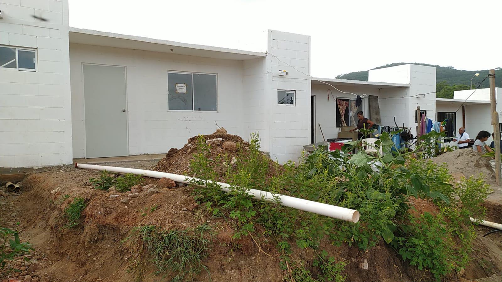 $!Urgen vecinos a instalar drenaje y energía eléctrica en fraccionamiento para desplazados en Mazatlán