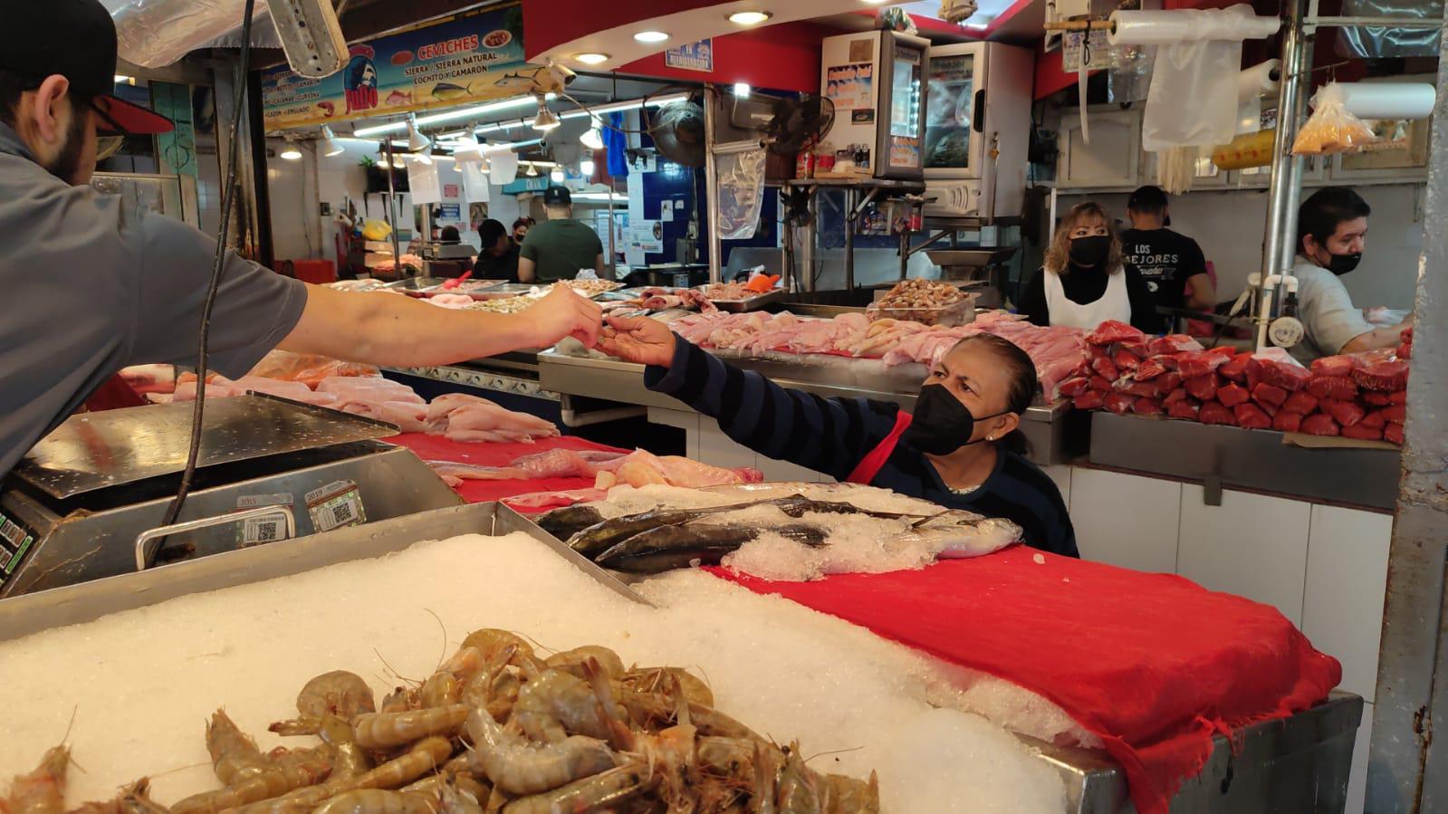 $!Tranquila, la venta de pescados y mariscos este primer viernes de Cuaresma en Mazatlán