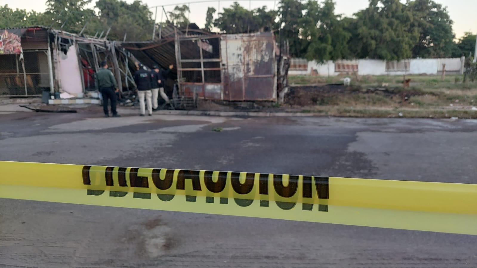 $!Muere persona al incendiarse local de comida en Culiacán