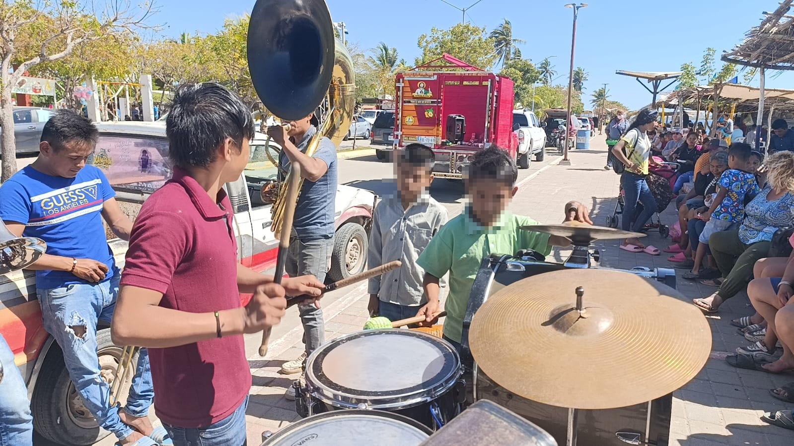 $!Jornaleros y músicos tocan para bañistas en Teacapán, Escuinapa