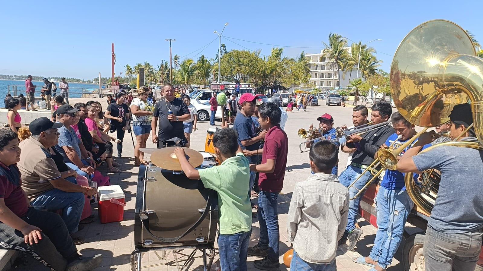 $!Jornaleros y músicos tocan para bañistas en Teacapán, Escuinapa