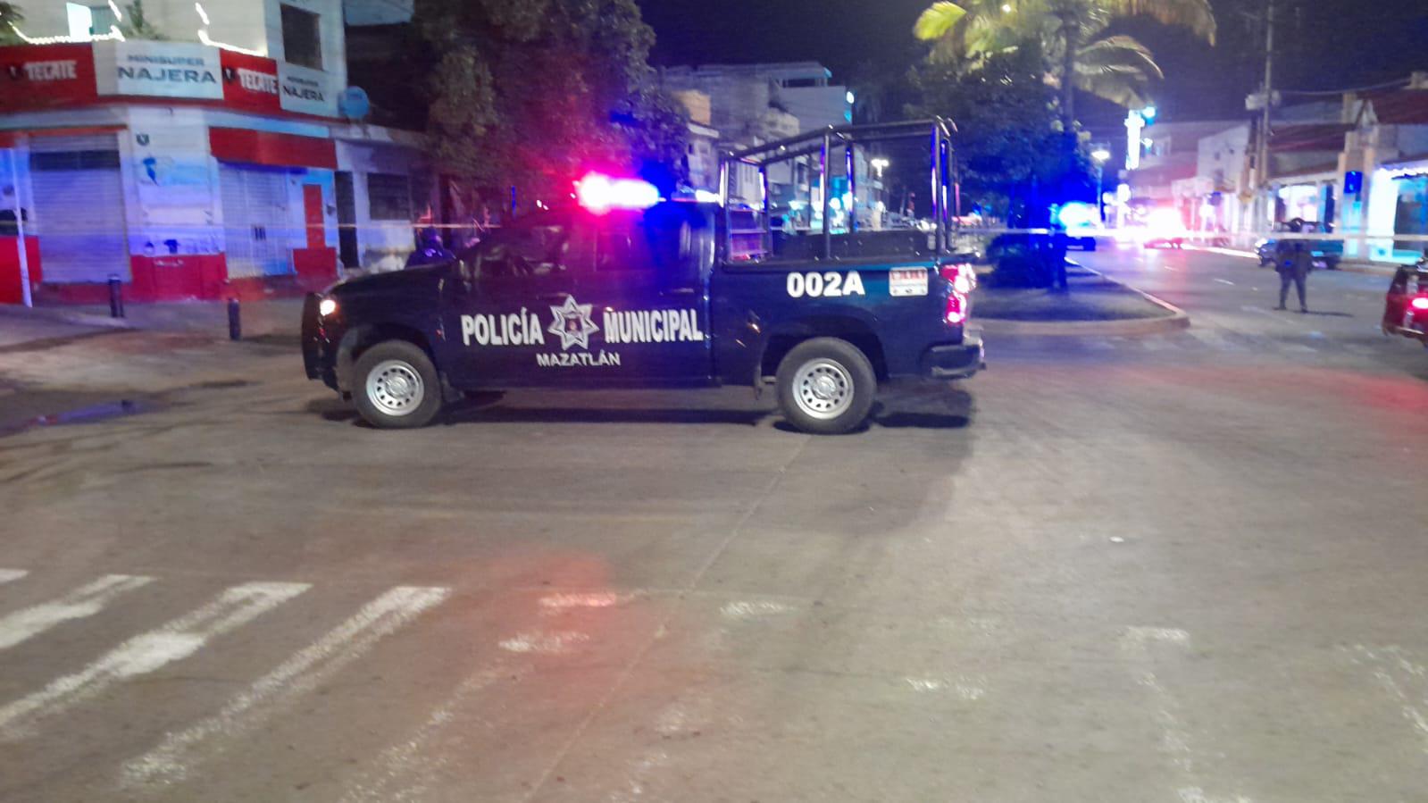 $!Lanzan explosivo contra expendio de cerveza de la Avenida Gutiérrez Nájera, cerca del Malecón de Mazatlán