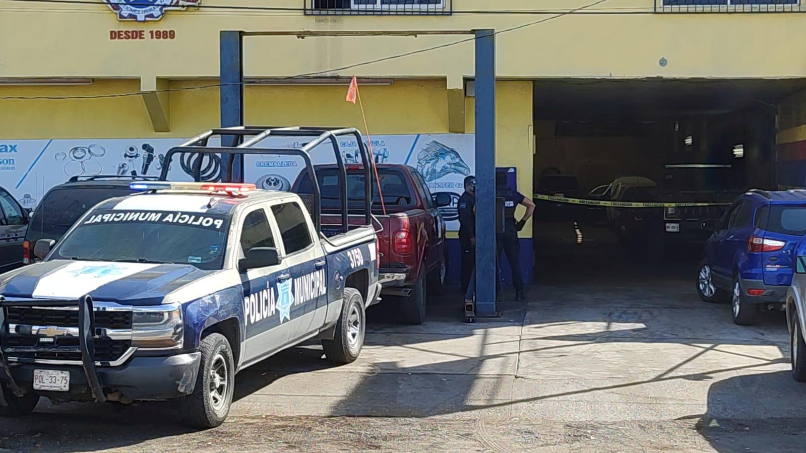 $!Pleito entre empleados de taller de transmisiones deja un muerto en Mazatlán