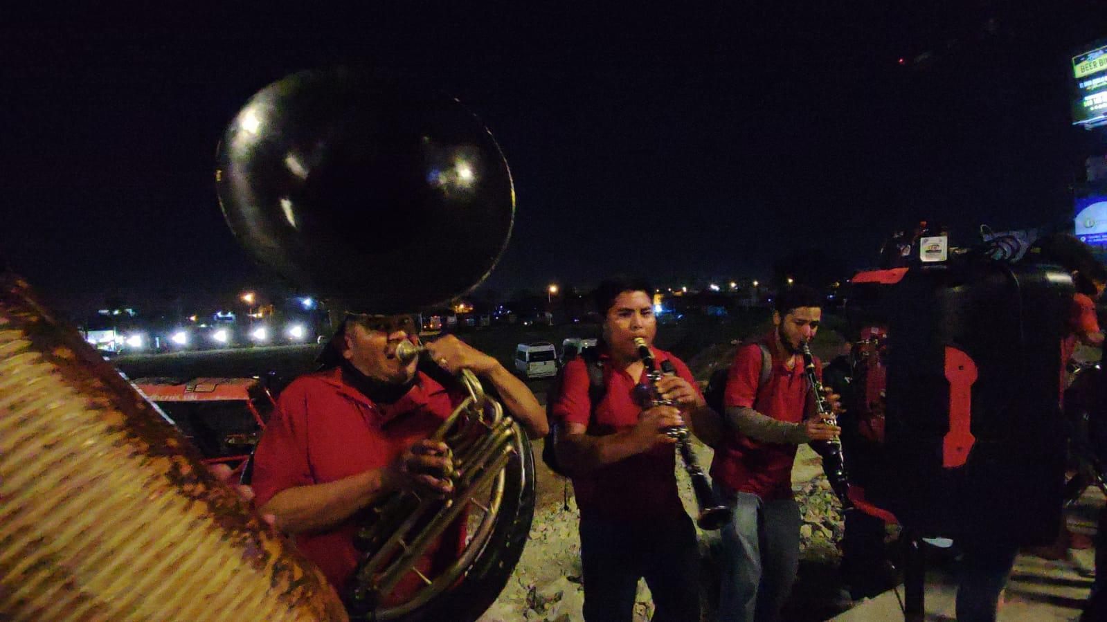 $!Mazatlán pasa su primera ‘noche santa’ muy movida, y sin cubrebocas en el malecón