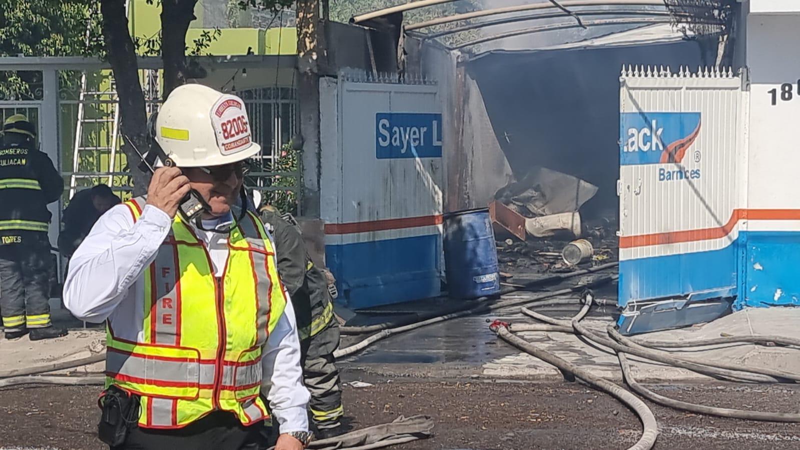 $!Incendio en carpintería provoca desalojo en la Miguel Hidalgo, en Culiacán