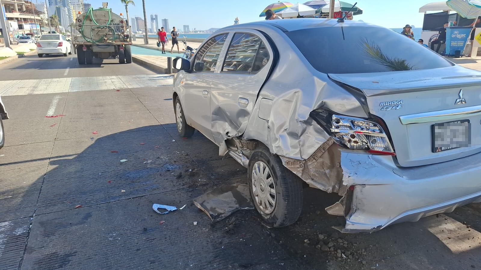 $!Pipa del Ayuntamiento choca contra auto en el malecón de Mazatlán