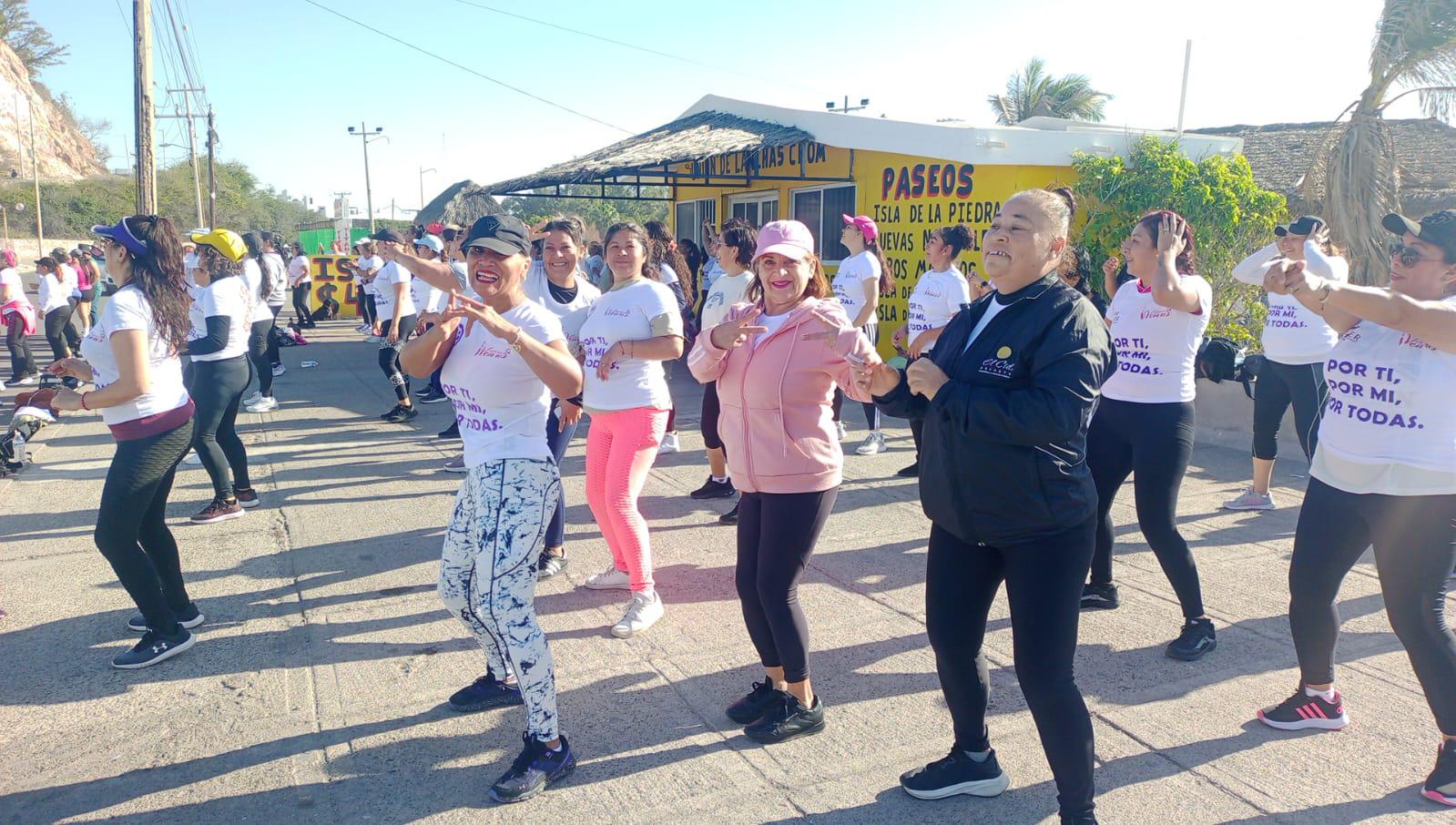 $!Conmemoran Día de la Mujer con Mega Clase en las faldas del Faro Mazatlán