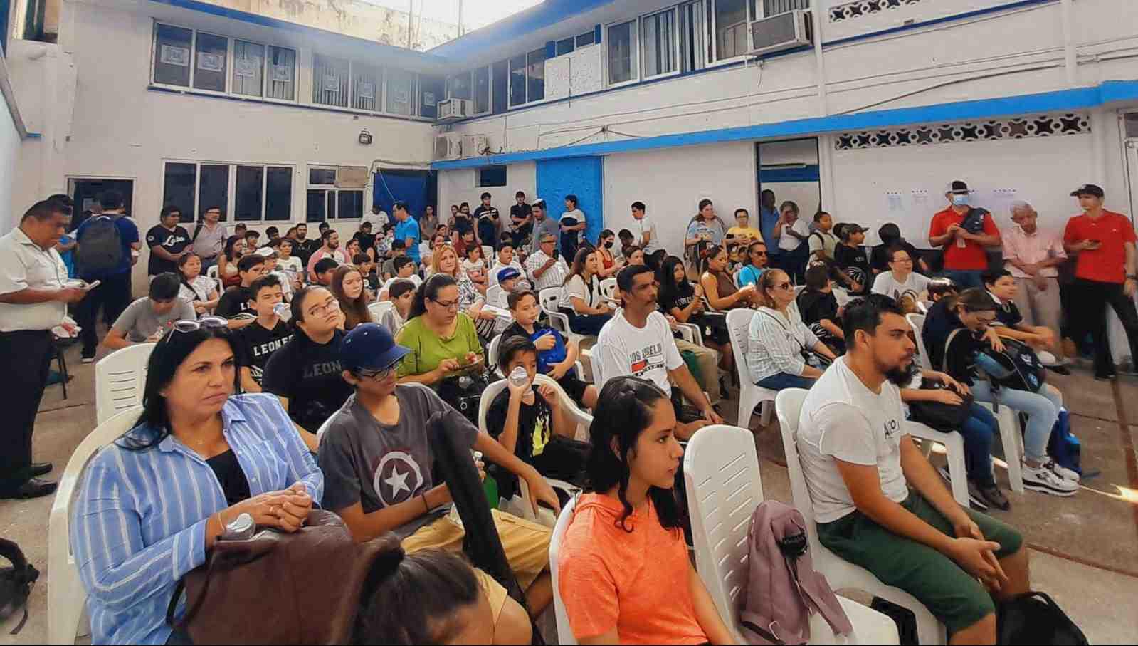 $!El patio del Comité del PAN lució llenó en la ceremonia inaugural.
