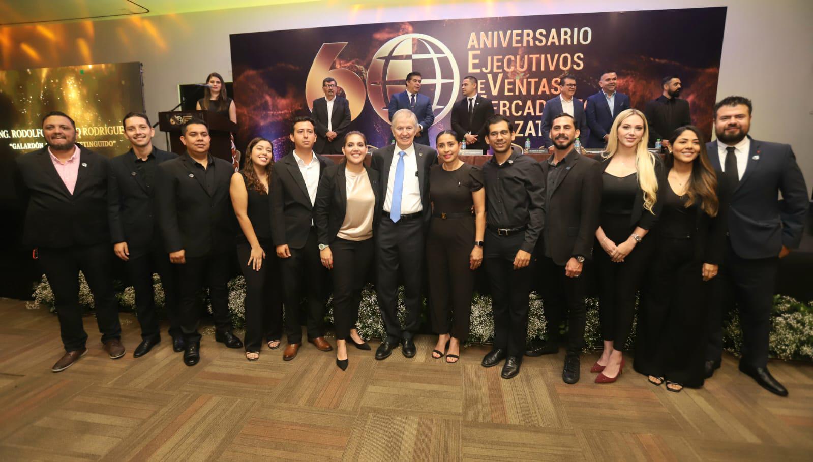 $!El homenajeado entre los nuevos socios de la asociación.