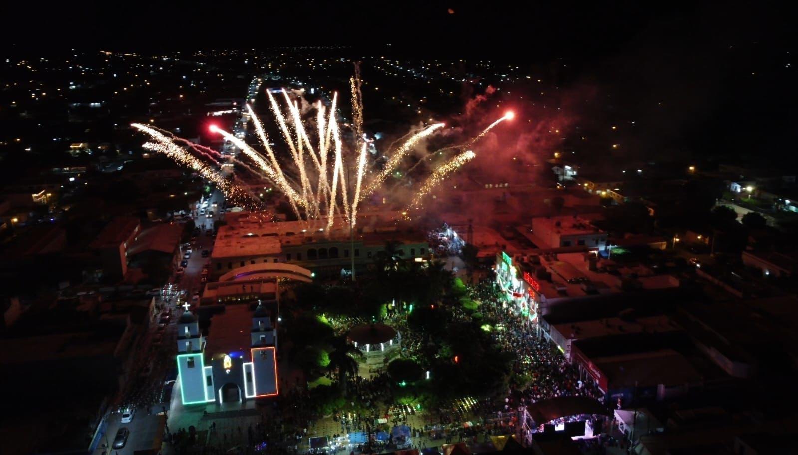 $!En Elota, la Alcaldesa Ana Karen Val grita por primera vez ¡Viva México!