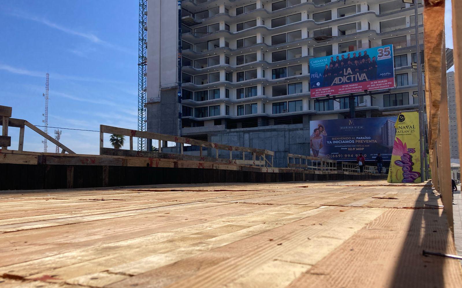 $!Avanzan preparativos del Carnaval de Mazatlán; colocan templetes y baños en zona turística