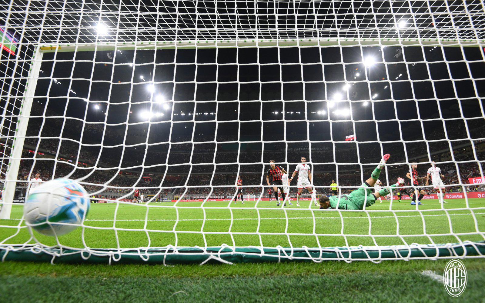 $!Santiago Giménez debuta con asistencia y Modric se estrena en la victoria del Milán en Coppa Italia