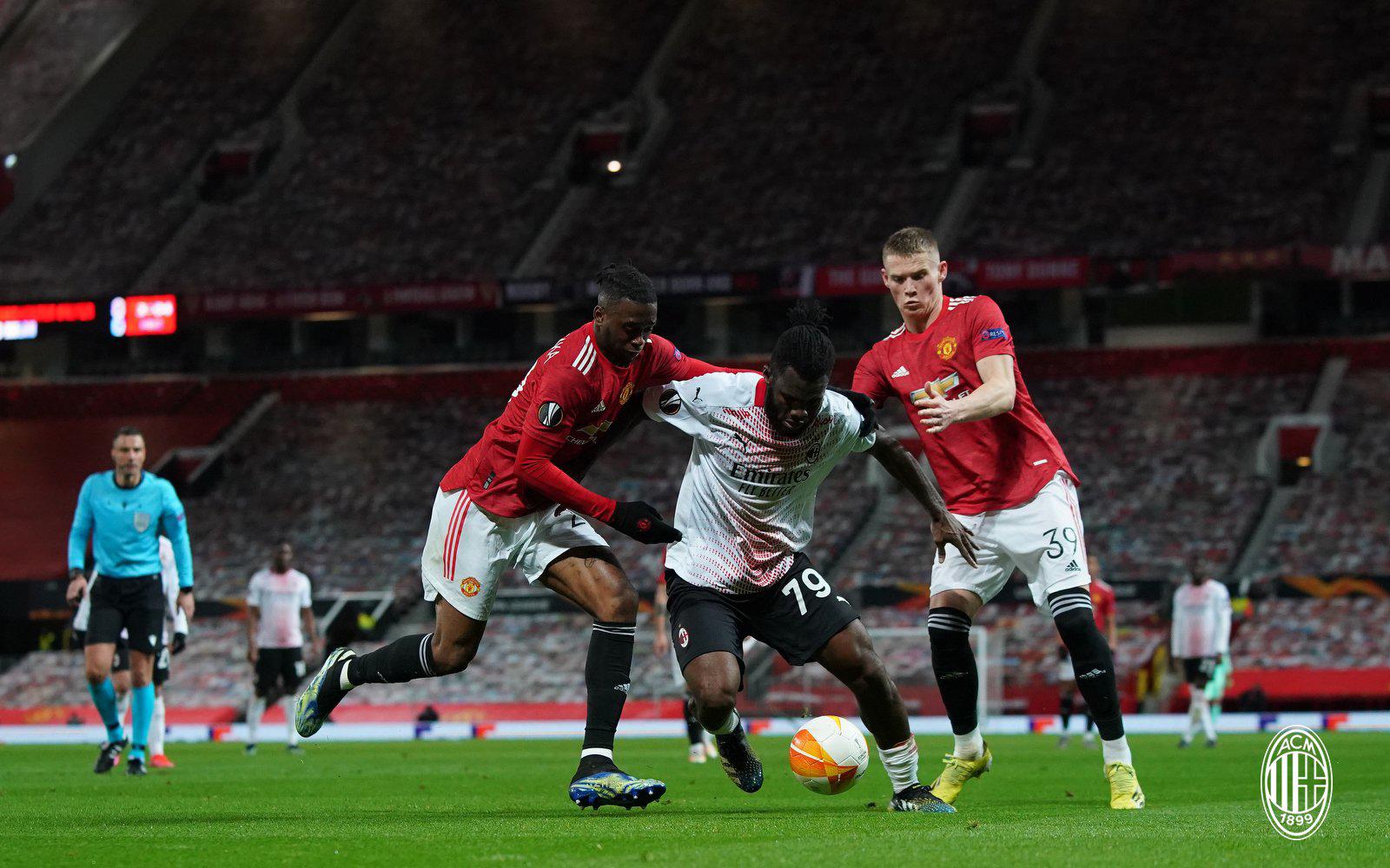 $!Con un tiro de esquina, Kjaer frustra la victoria del Manchester United y empata a 1 el Milán