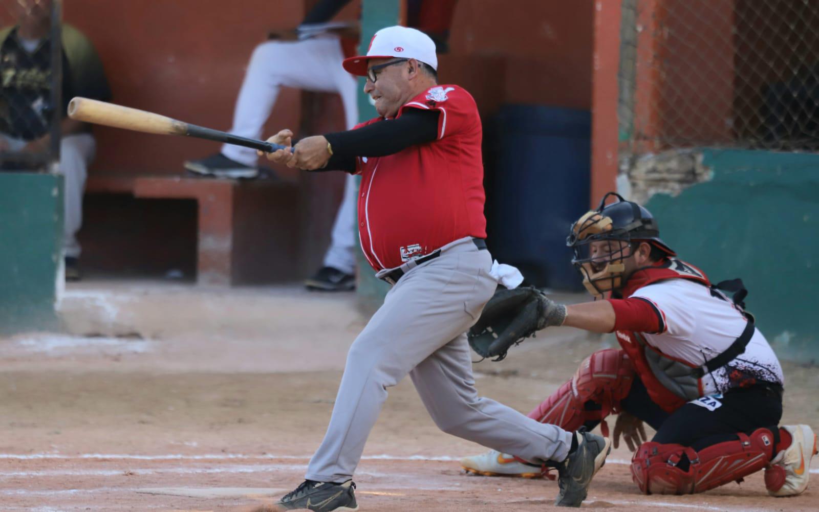 $!Familia Kelly domina duelo en la cumbre en Liga Meseros