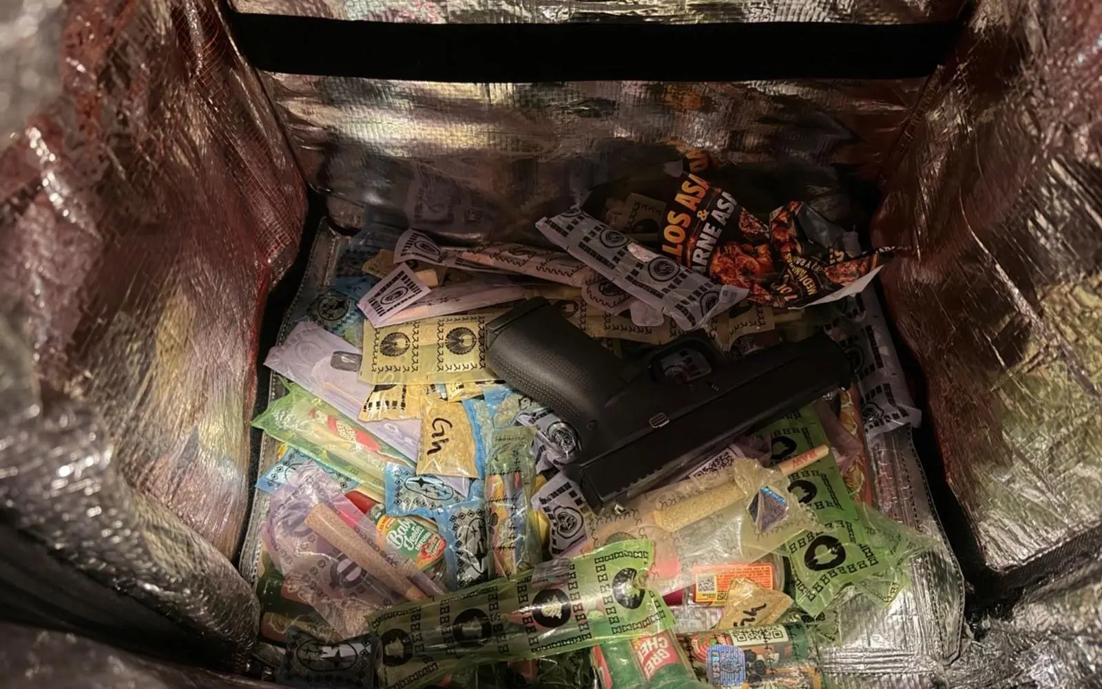 $!Deja pedido pendiente y huye: abandona mochila de repartidor con arma y droga en Culiacán
