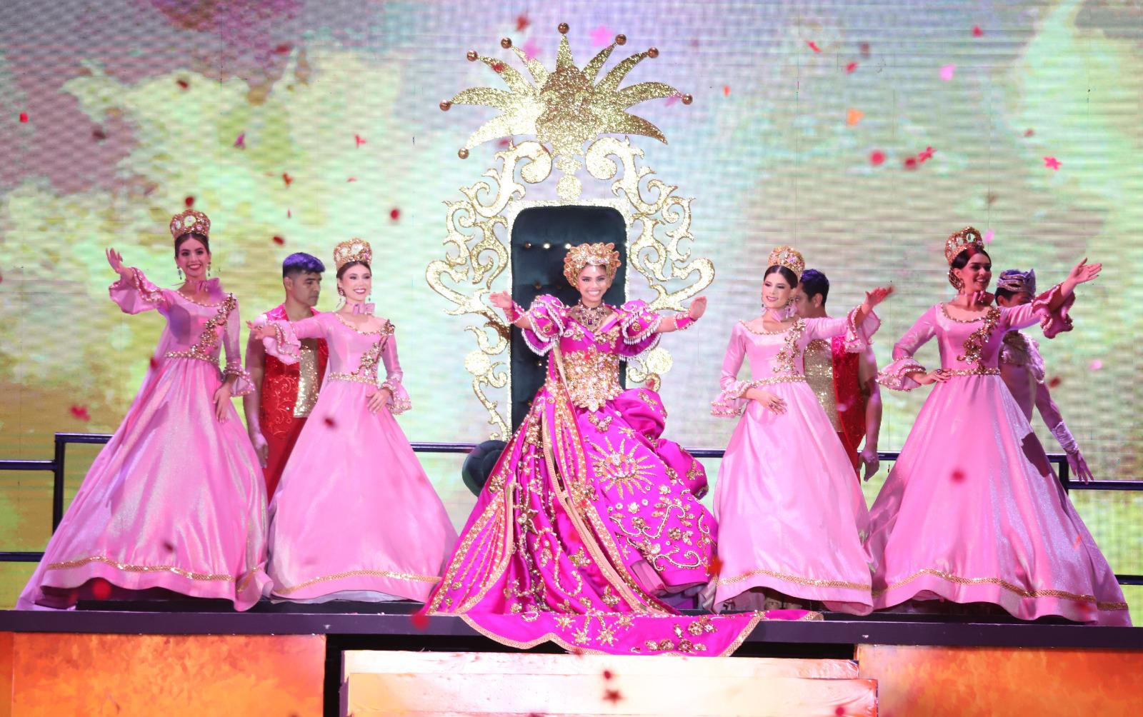 $!Carolina III recibe sus atributos reales como Reina del Carnaval de Mazatlán 2024