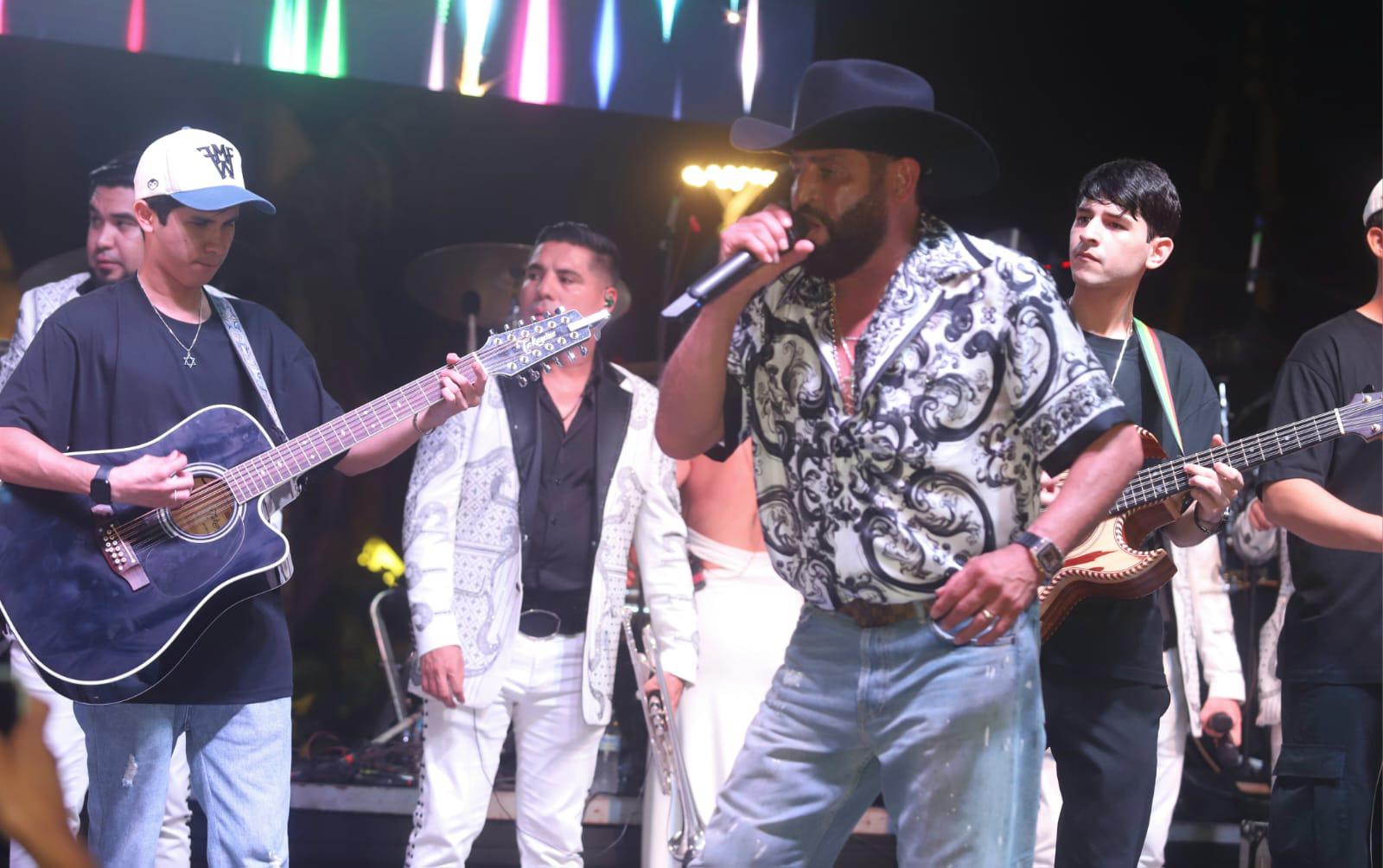$!Pancho Barraza enamora a Mazatlán con concierto en el malecón