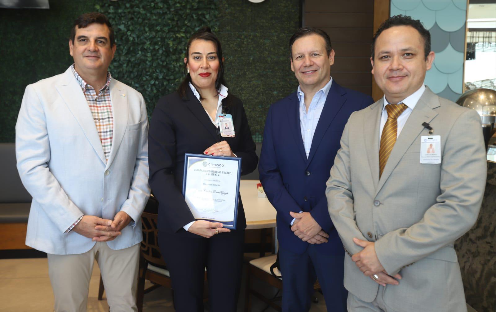 $!Claudia Bernal con su distinción.