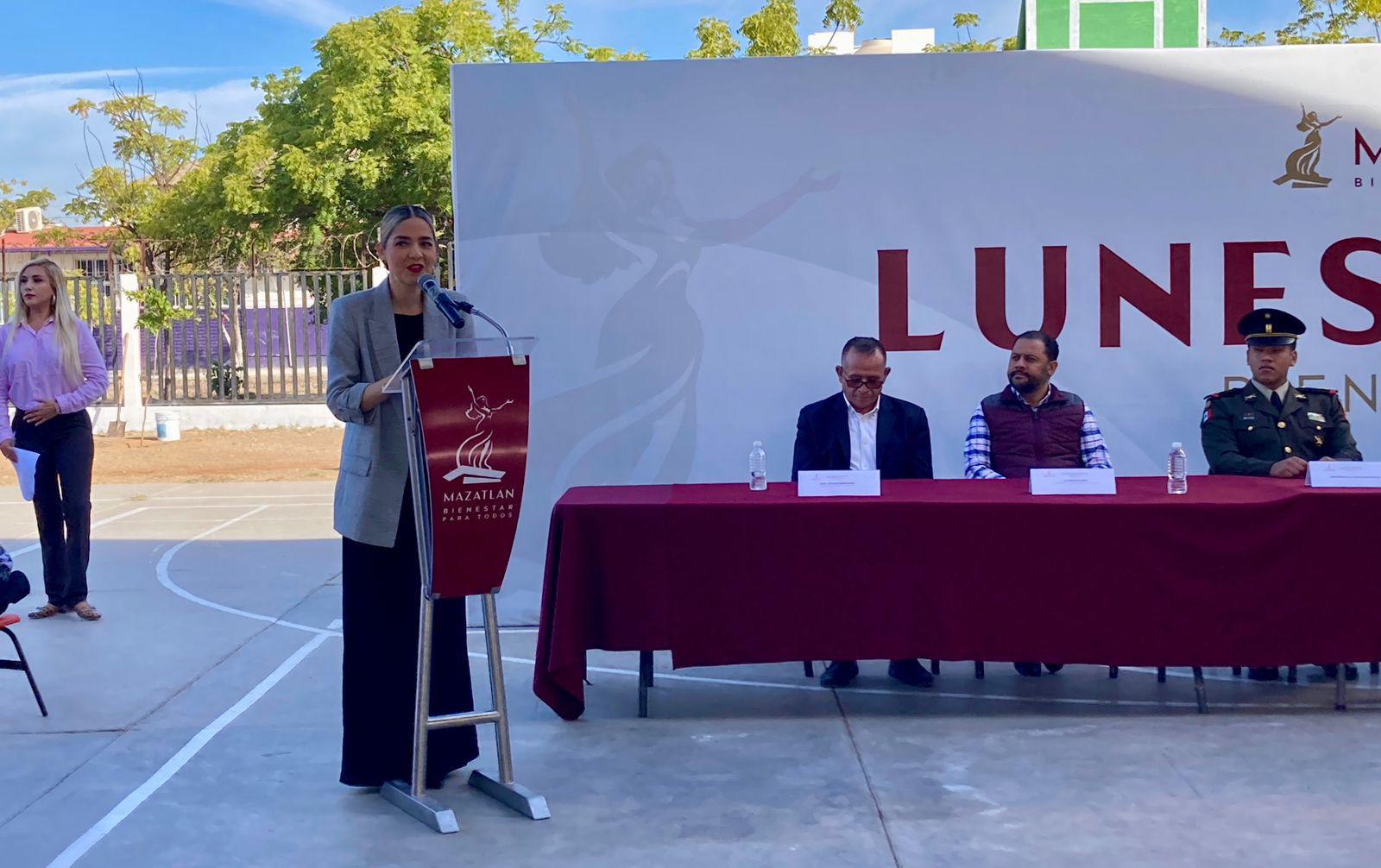 $!Se compromete Alcaldesa de Mazatlán a construir gradas en primaria de Valle Bonito