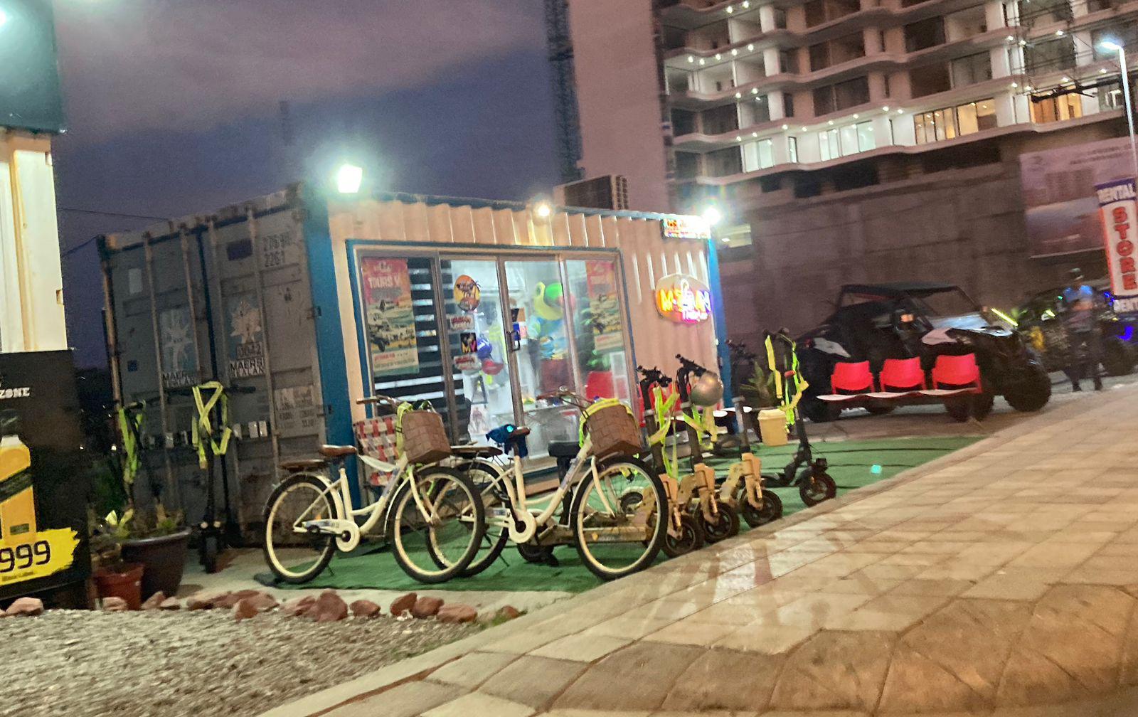 $!En Olas Altas, negocios se aseguran que clientes respeten las nuevas normas al usar scooters