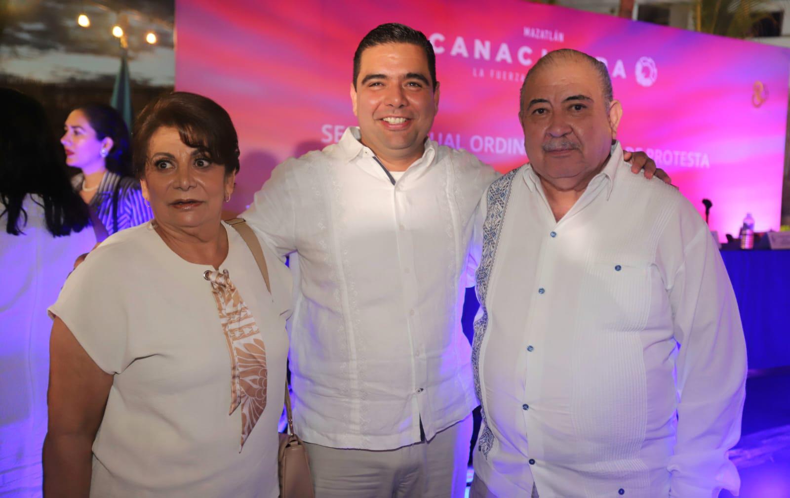 $!Mauricio Aguilar entre sus papás, Esther Guadalupe Alemán Handal y Jesús Aguilar Aguilar.