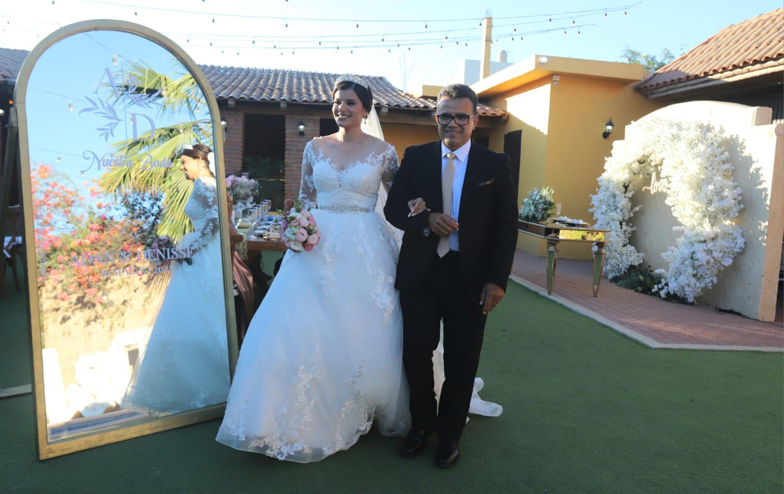 $!La novia llegó del brazo de su padre, Rigoberto Osuna Ostos.