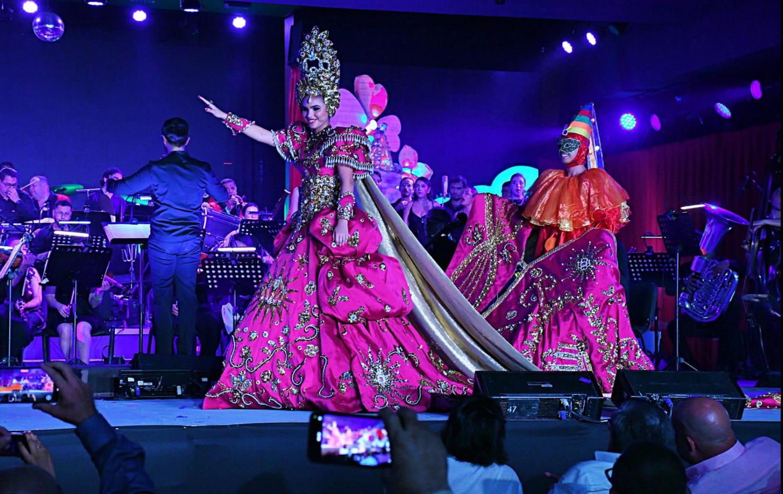 $!Portando con orgullo sus vestidos reales apareció en escena Carolina Ruelas, Reina del Carnaval de Mazatlán 2024.