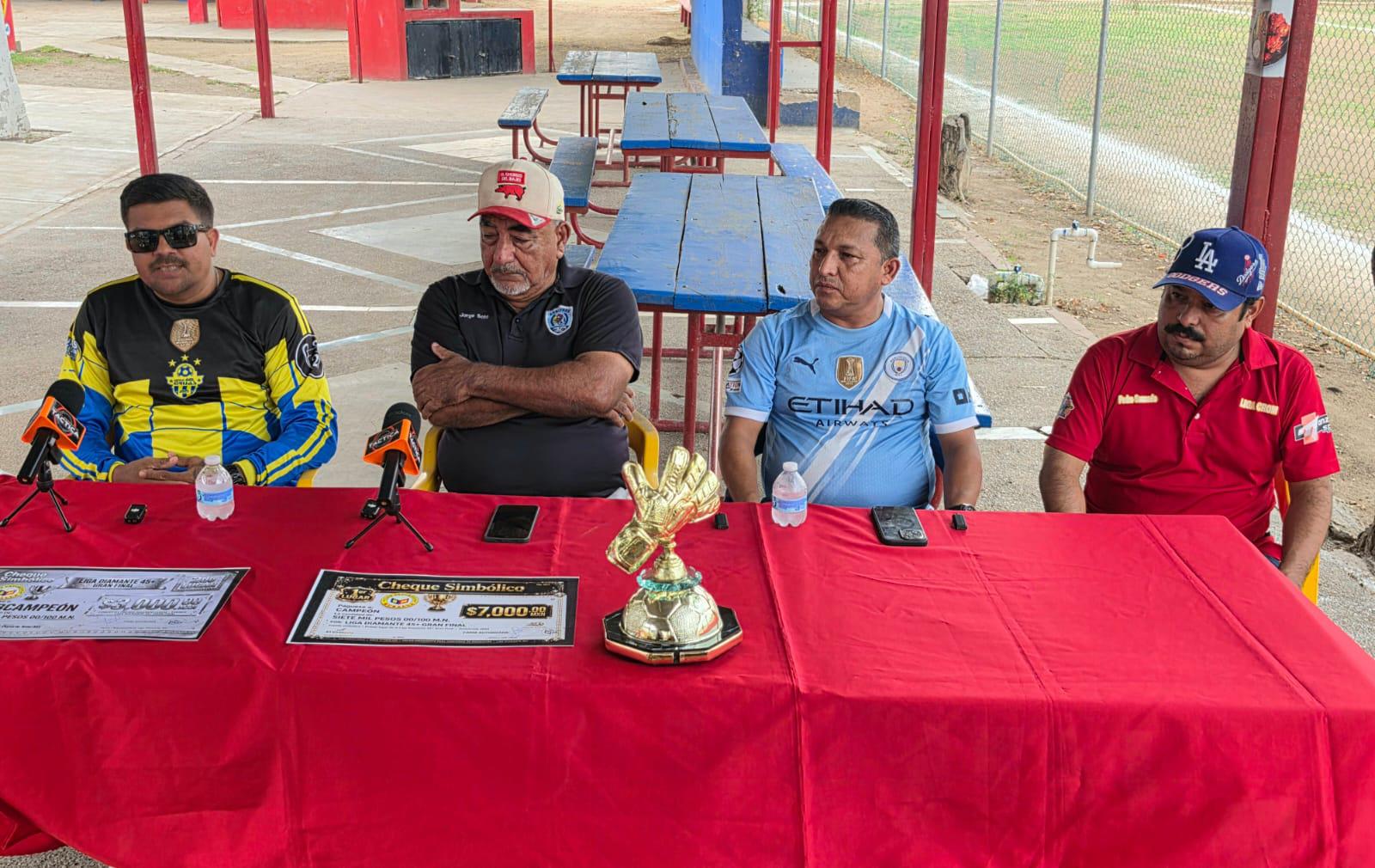 $!Servigrúas y Liga CROM-Frutería Bernal disputan la final de la Liga Veteranos Diamante 45 Años en Mazatlán
