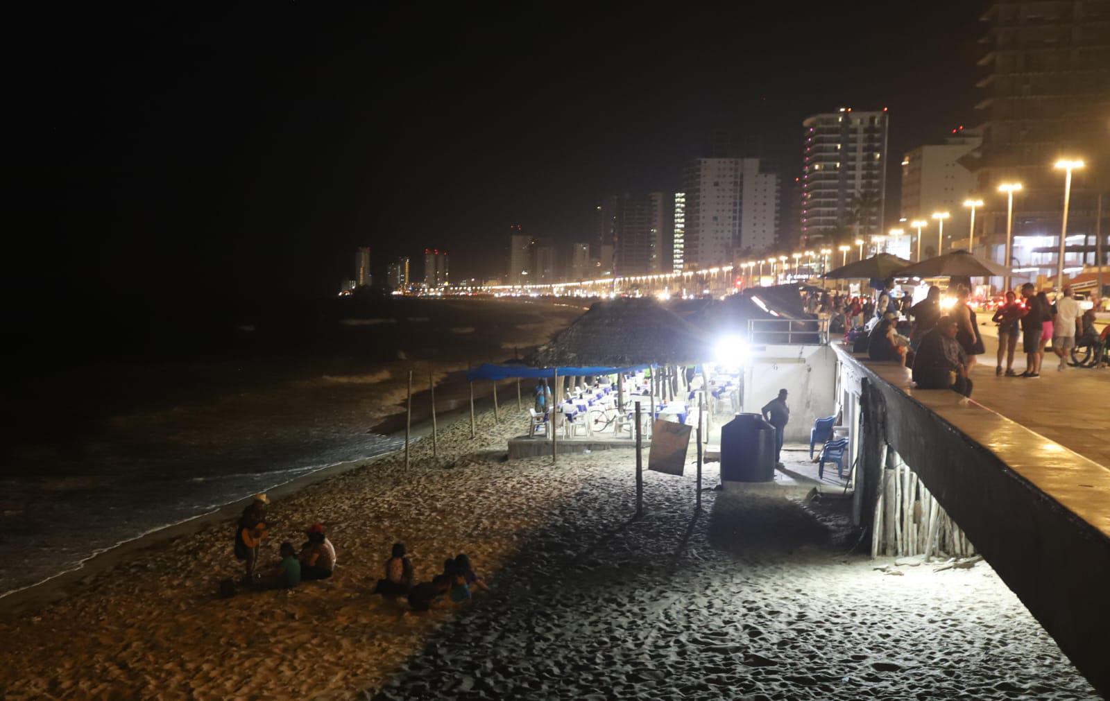 $!‘Pasea’ la policía sin poner orden en las playas de Mazatlán la noche de este lunes