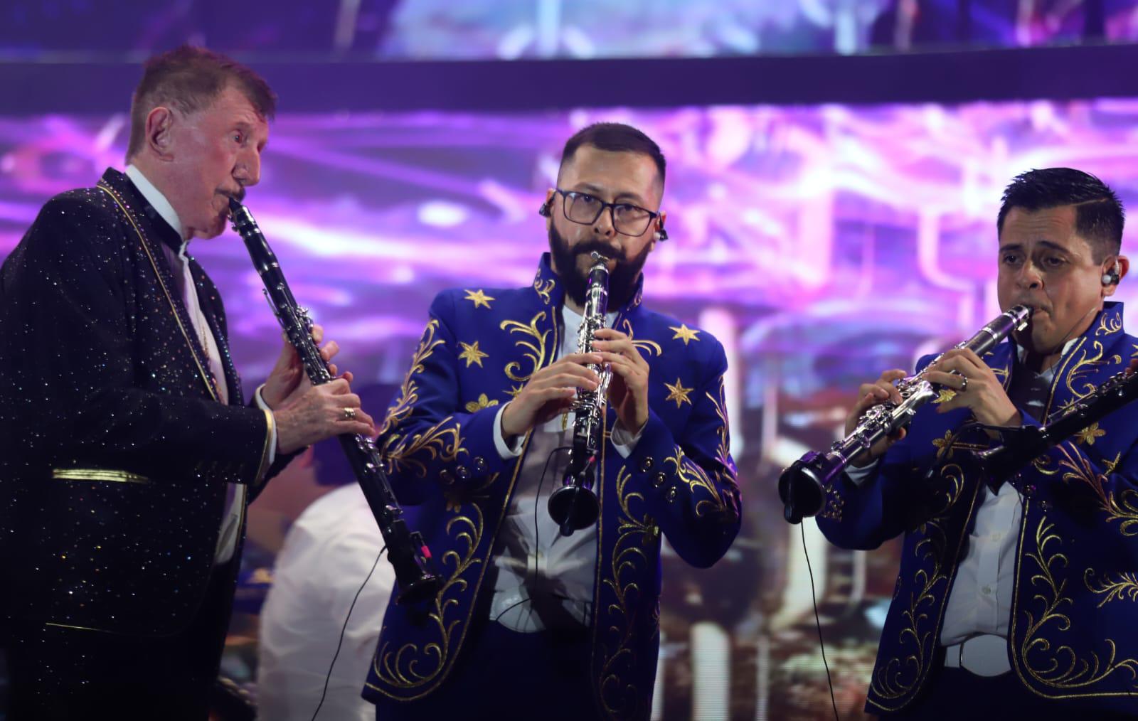 $!Don Germán toca junto a su Banda Estrellas de Sinaloa.