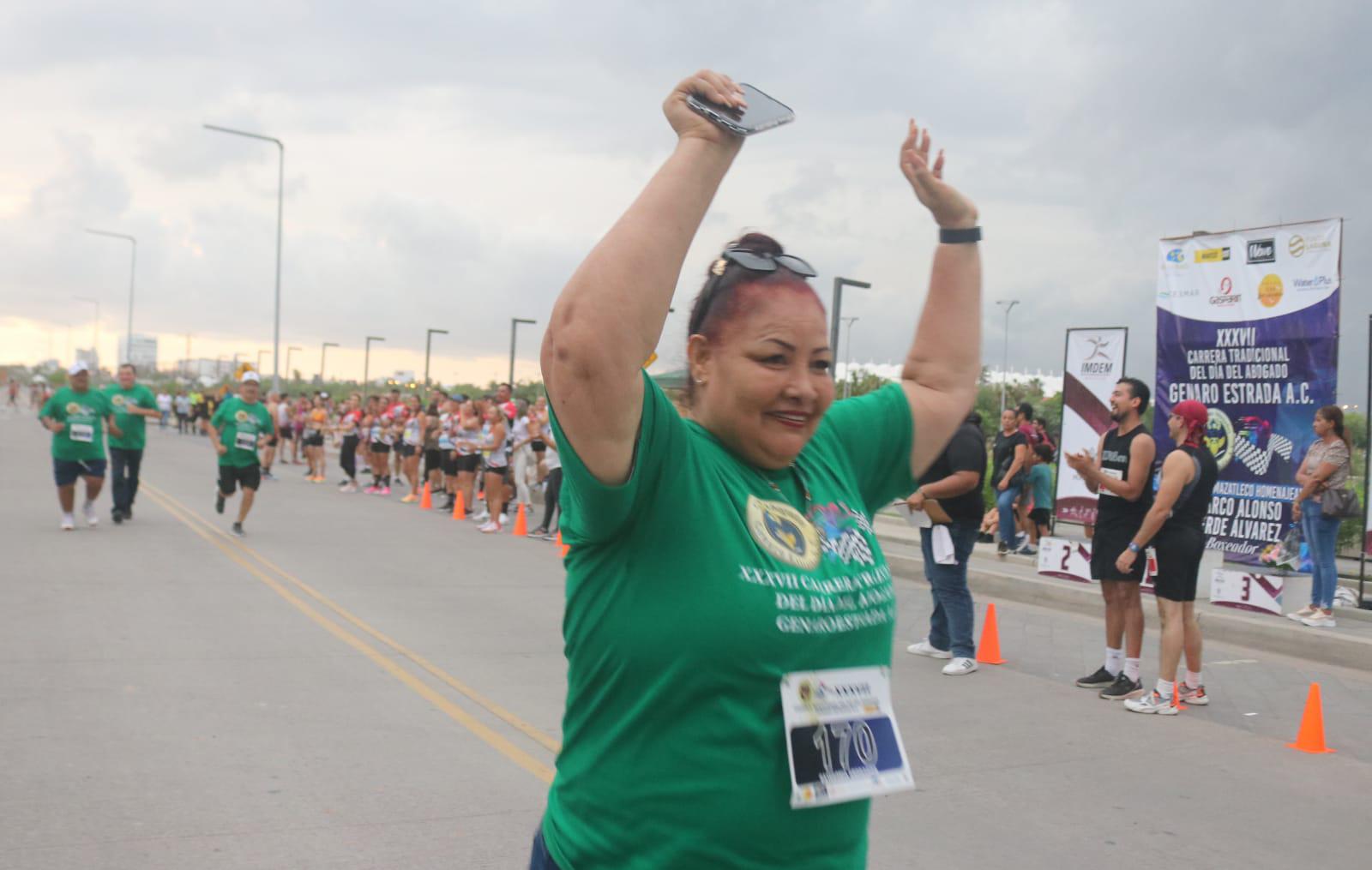 $!Interrumpe lluvia culminación de Carrera Día del Abogado