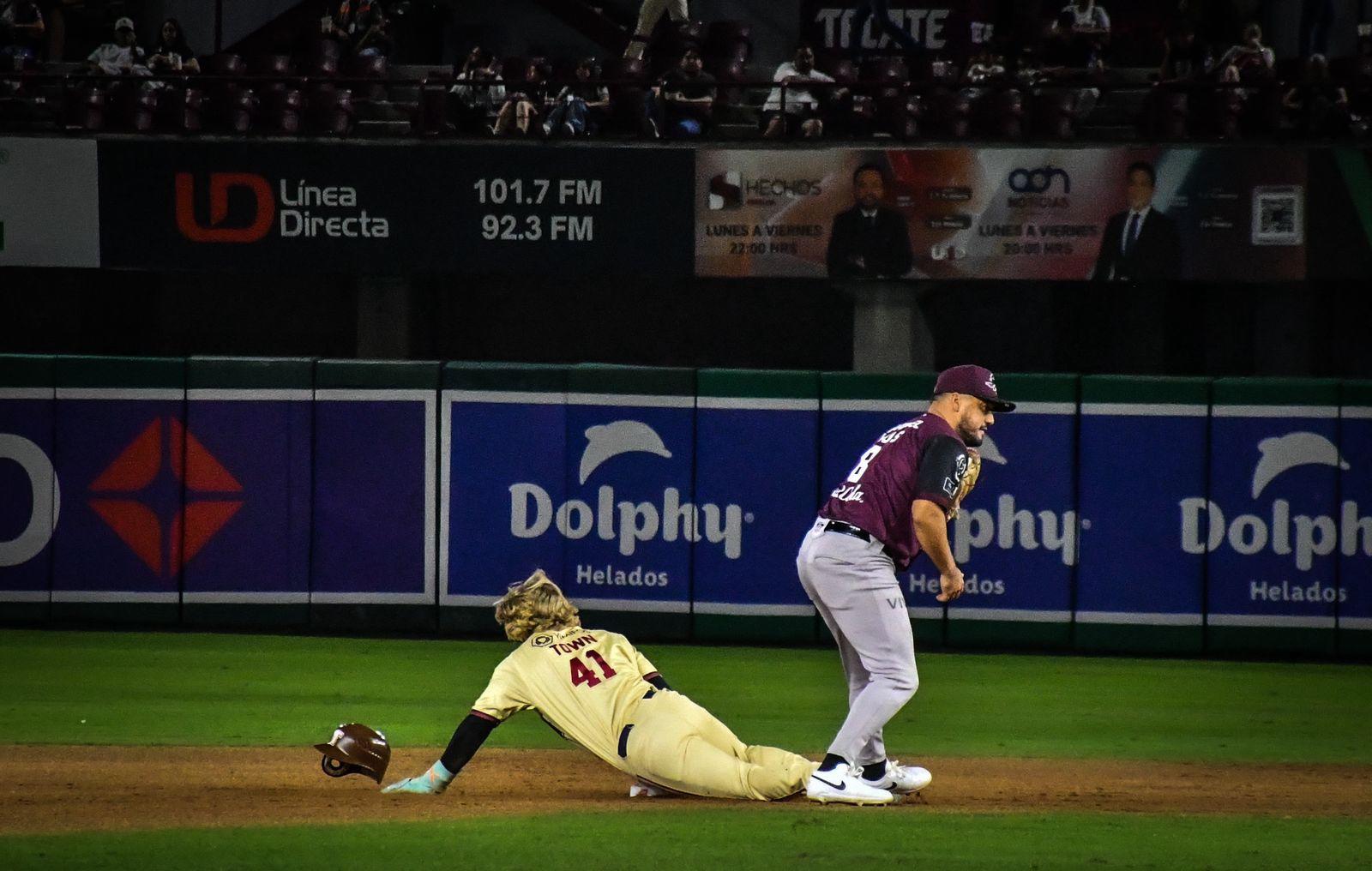 $!Tomateros de Culiacán evita la barrida ante Tucson