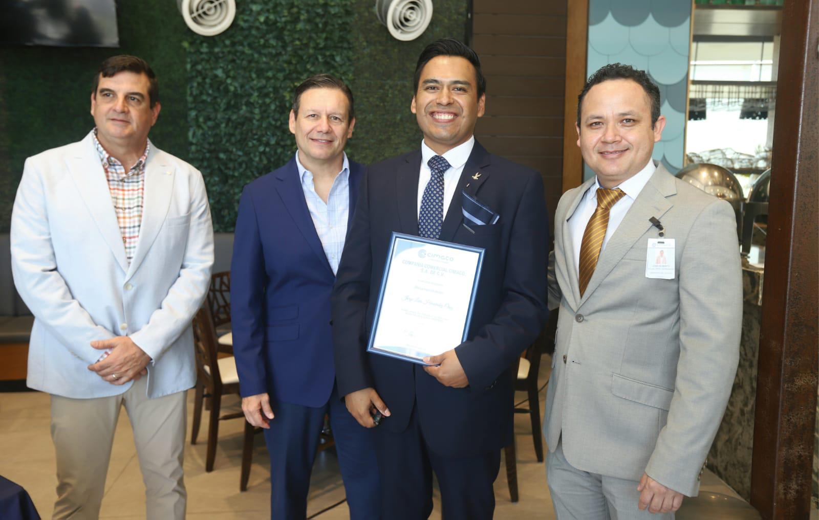 $!Jorge Luis Hernández Cruz con su diploma.