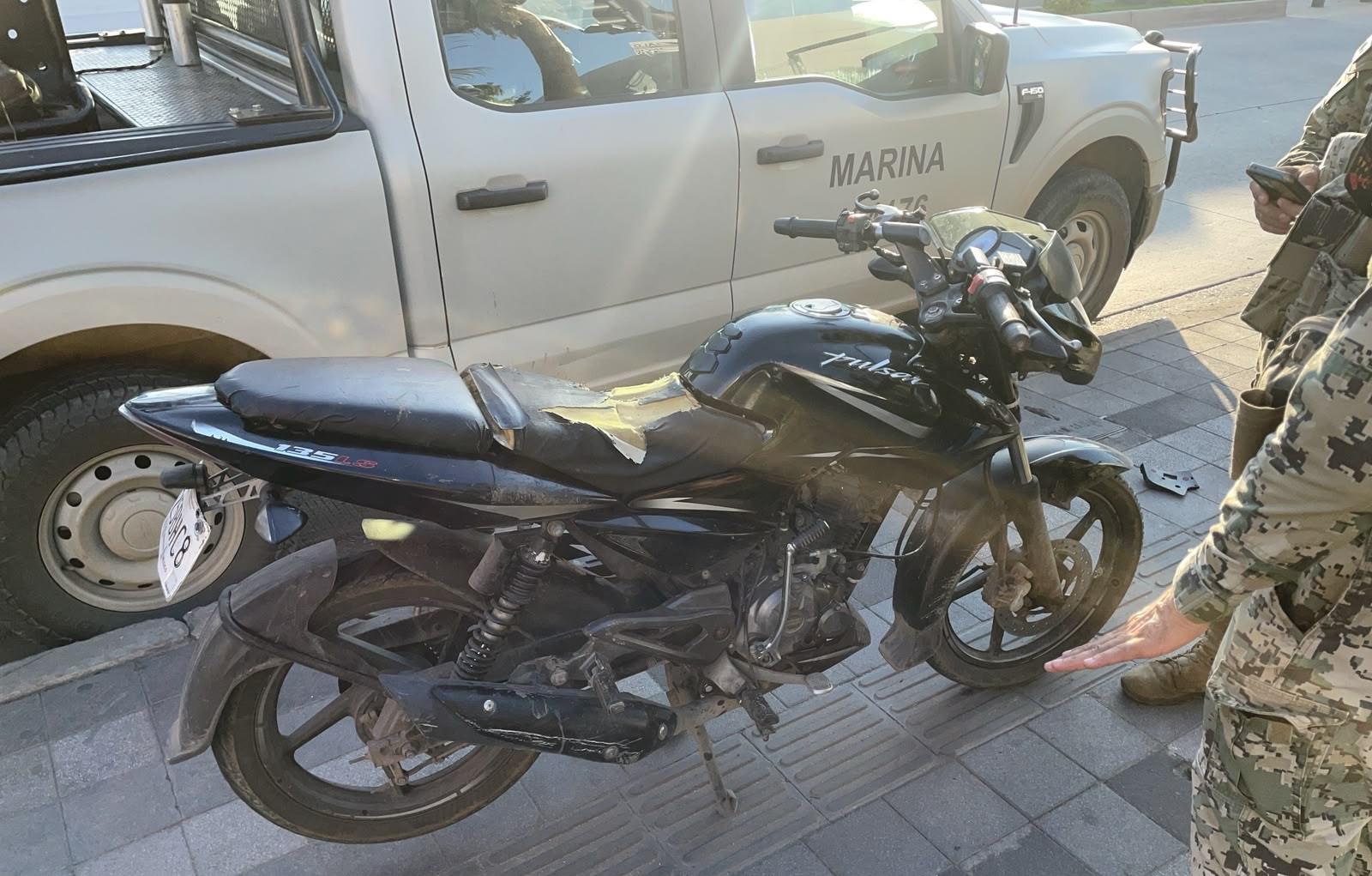 $!Asegura Marina una motocicleta y un arma de fuego, en la Zona Dorada de Mazatlán