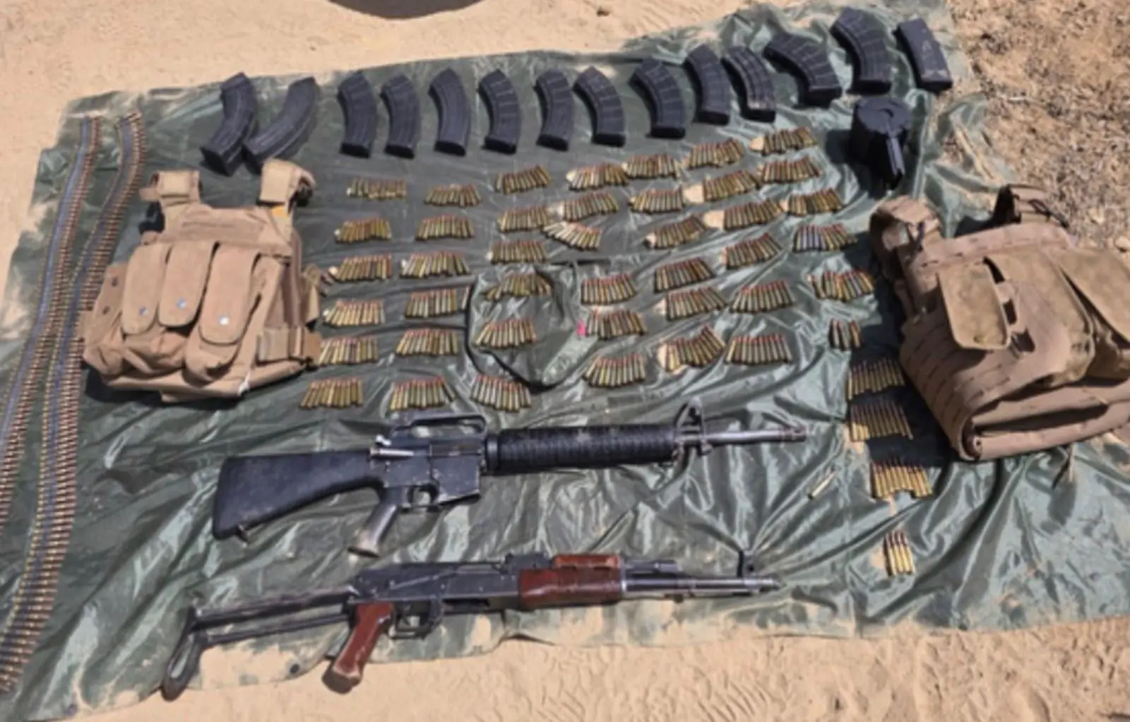 $!Militares aseguran vehículo robado y armamento en Badiraguato