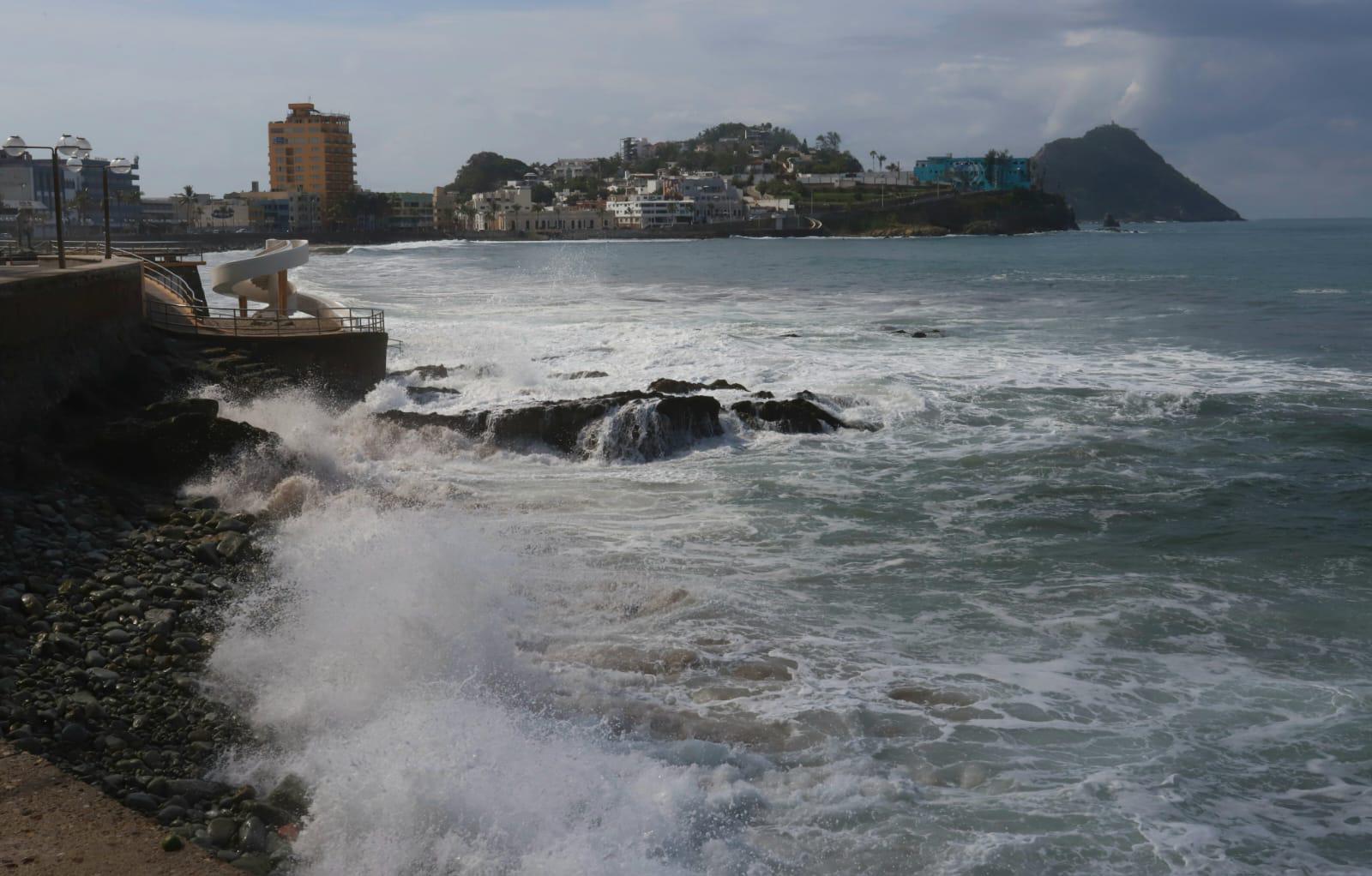 $!Mantienen cerradas a bañistas tramos de playas de Mazatlán por fuerte oleaje por mar de fondo y marea alta