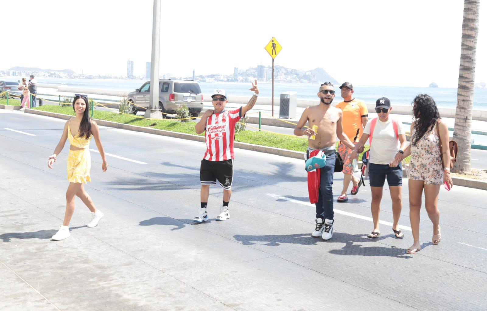 $!Se pinta el malecón de rojiblanco con la visita de Chivas a Mazatlán