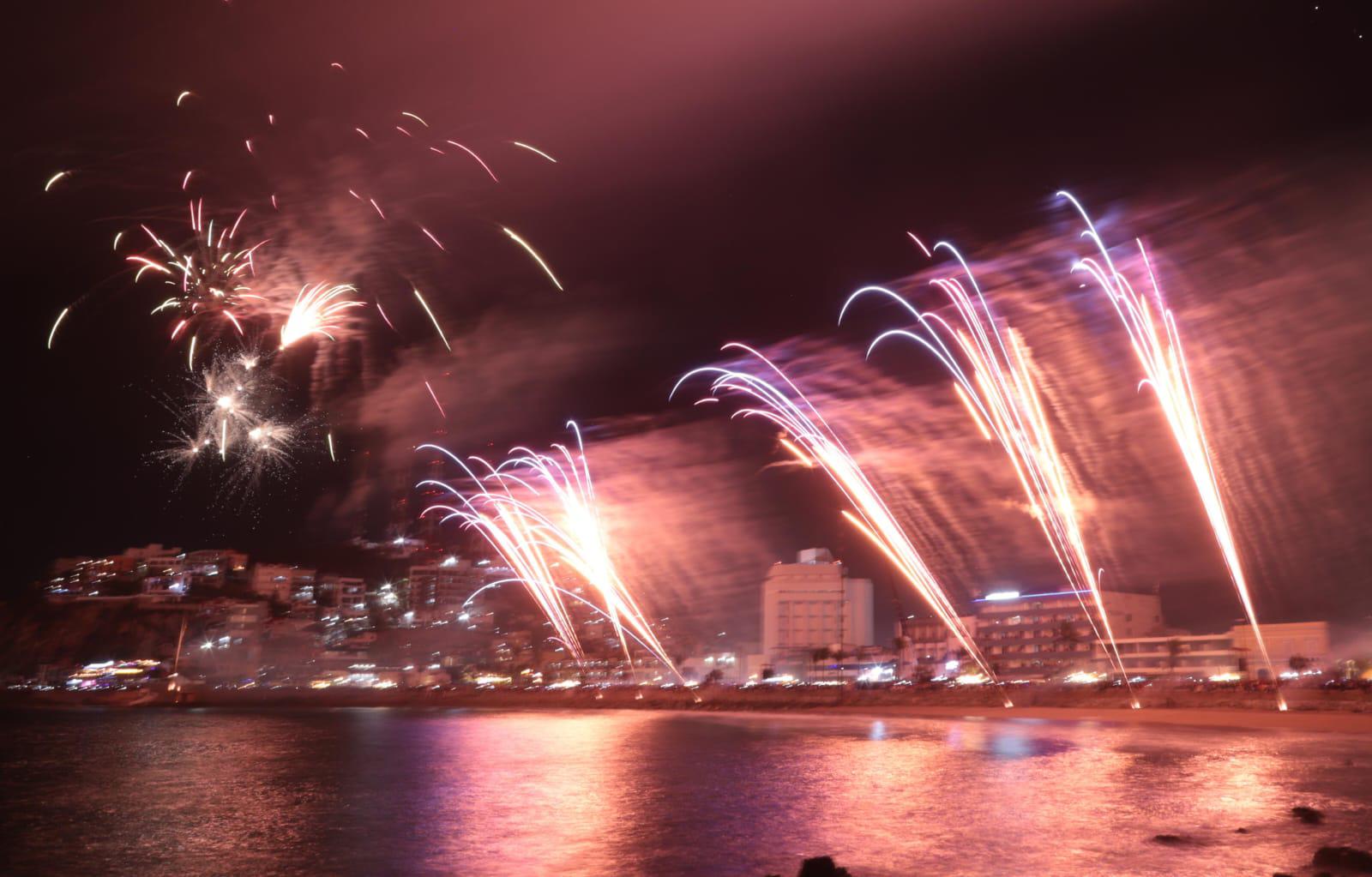 $!Disfrutan miles de personas del tradicional Combate Naval del Carnaval de Mazatlán