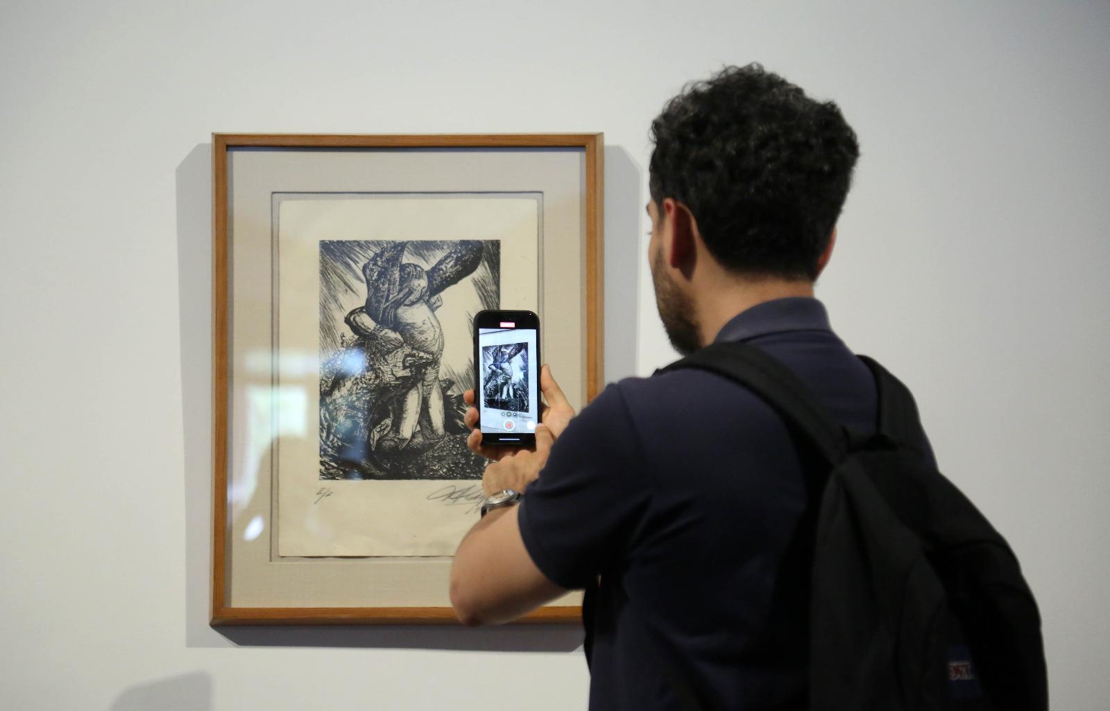 $!Jóvenes admiran la obra de Siqueiros.